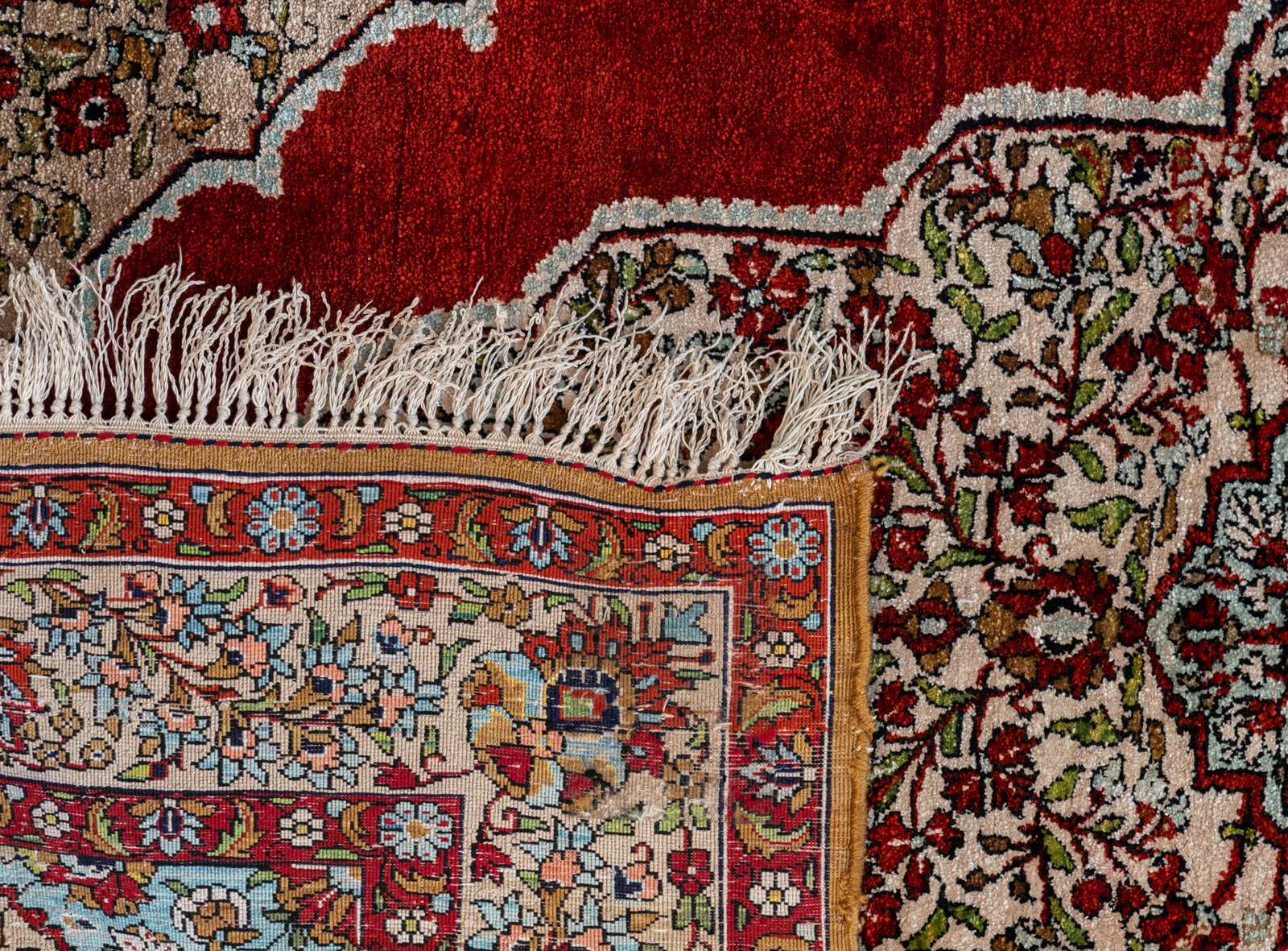 An Oriental silk rug, decorated with floral motifs, 147 x 100 cm - Image 3 of 3