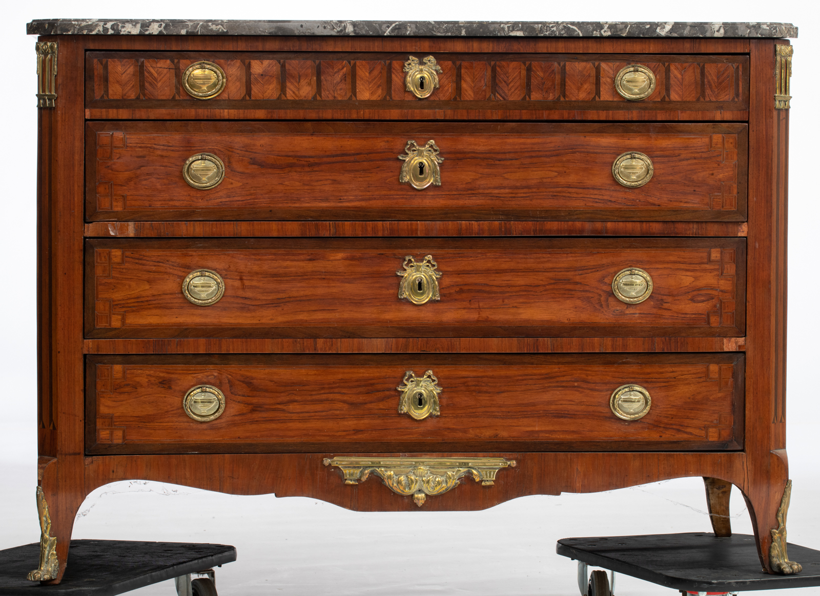 A Louis XVI rosewood and rosewood parquetry veneered chest of drawers with brass mounts and a gris S - Image 2 of 5