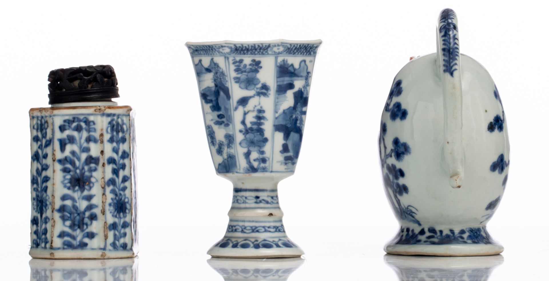 Various Chinese blue and white porcelain, a coffee pot, a sauce boat, a tea caddy, etc.,17th/18thC, - Bild 3 aus 16