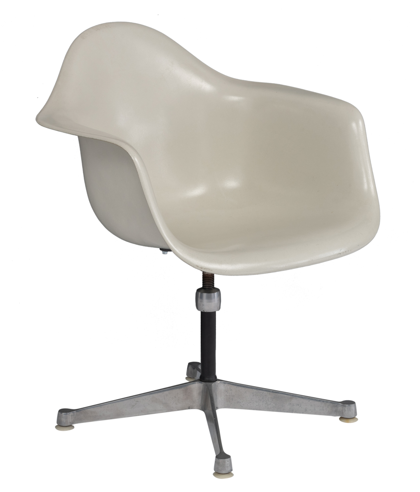 A white fibreglass shell 'PAC' armchair, design by Eames for Herman Miller, H 77,5 - W 63 cm