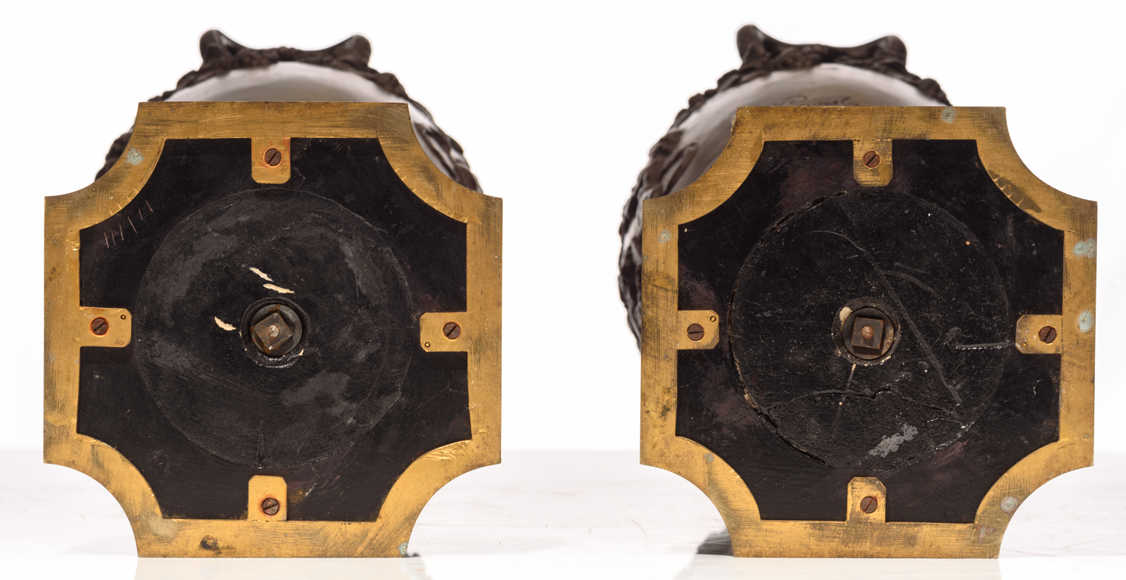 A pair of Neoclassical patinated bronze flower vases on a rouge royal marble base and with glass sha - Bild 6 aus 9