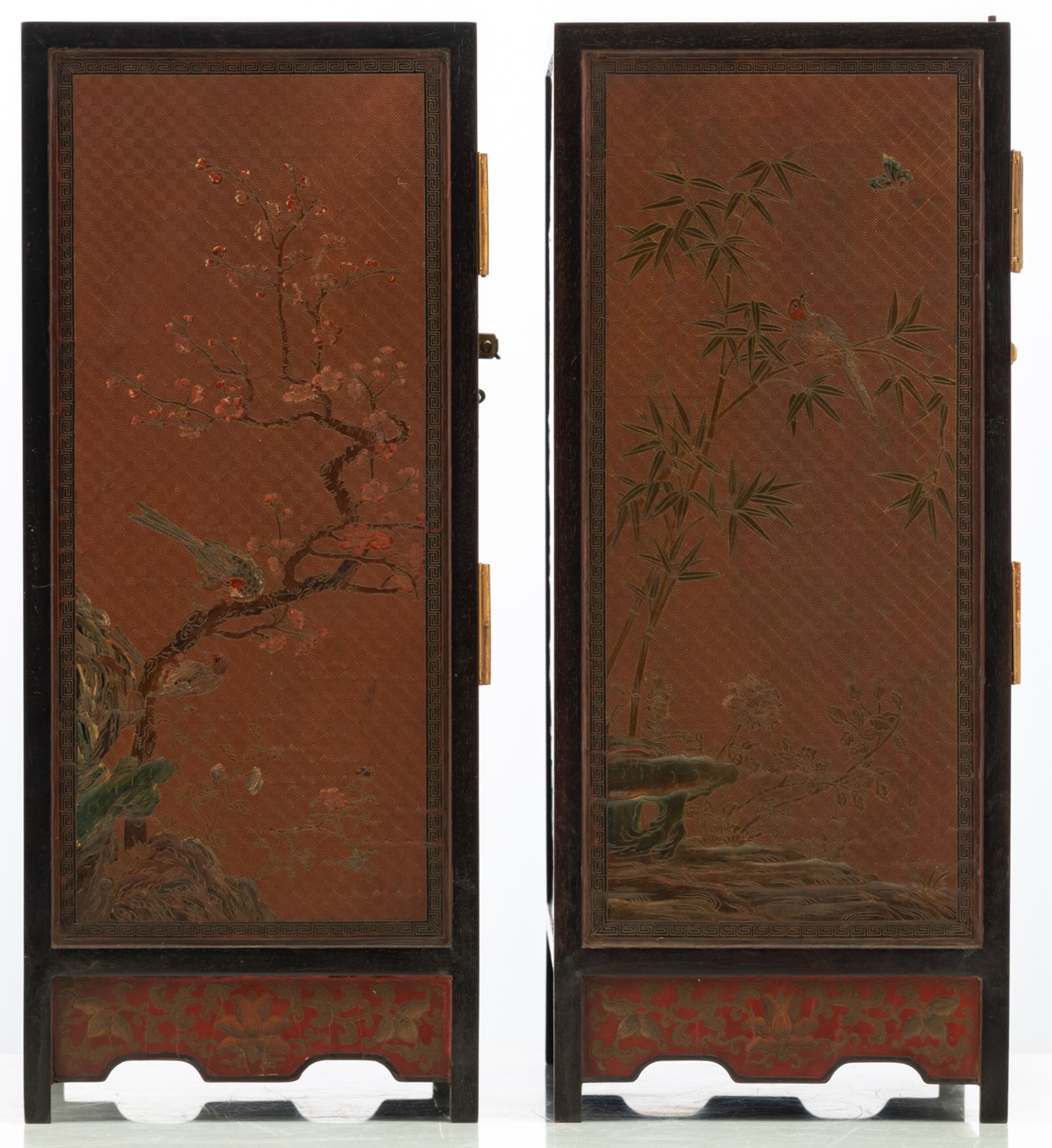 Two Chinese Republic period scholars cabinets in zitan wood, the Peking lacquered panels carved with - Bild 5 aus 13