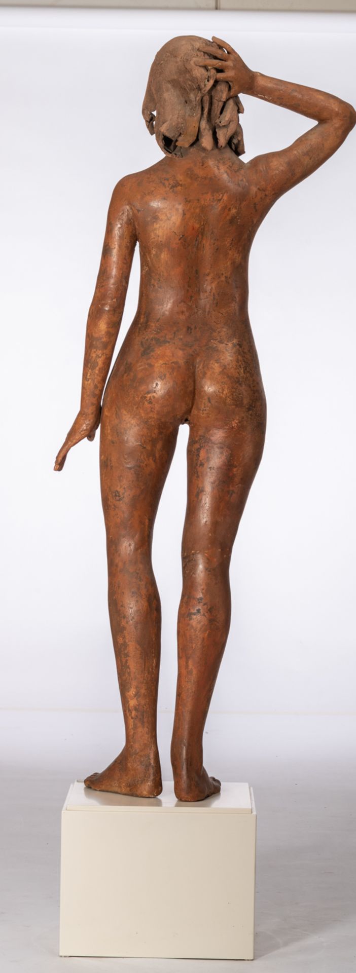 Dumortier J., 'Sirene', a patinated terracotta sculpture of a naked standing woman, on a white paint - Image 4 of 6