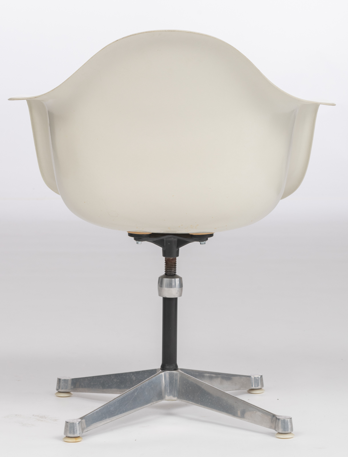 A white fibreglass shell 'PAC' armchair, design by Eames for Herman Miller, H 77,5 - W 63 cm - Image 3 of 10