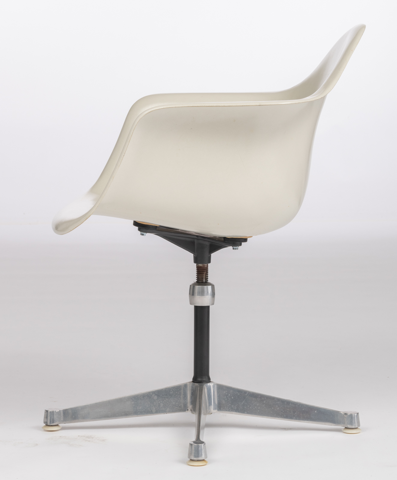 A white fibreglass shell 'PAC' armchair, design by Eames for Herman Miller, H 77,5 - W 63 cm - Image 2 of 10