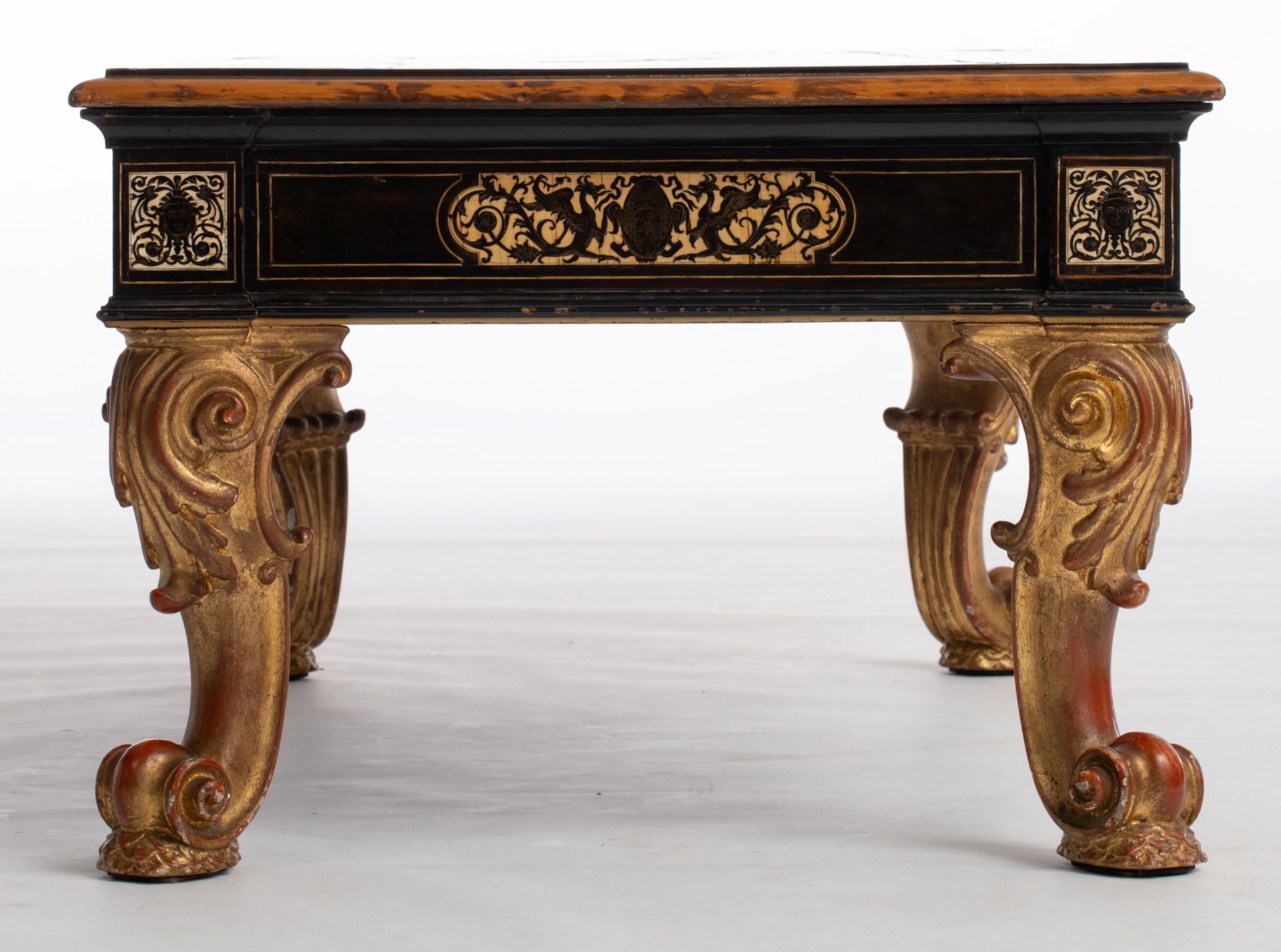An Italian eclectic low table, the walnut veneered tabletop decorated with renaissance inspired ivor - Bild 5 aus 7