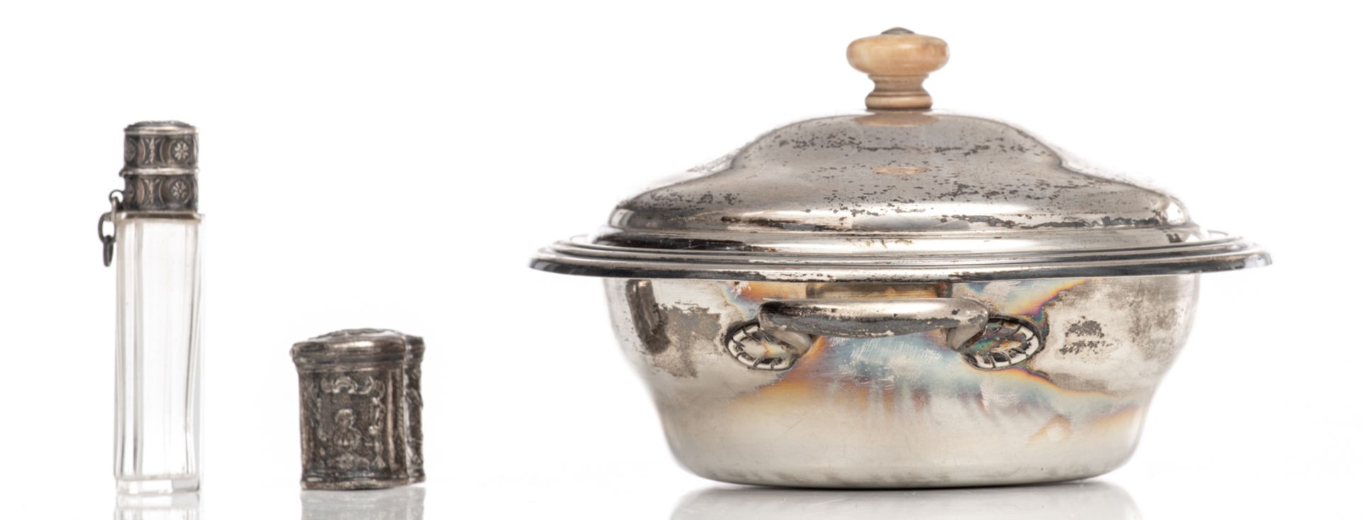 A silver vegetable tureen with a matching plate, Wolfers-Brussels; added: a Frisian so-called lodder - Bild 5 aus 16