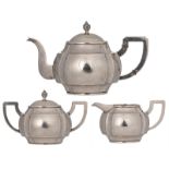 A Chinese three-piece silver tea set, hallmarked 'Zee Sung', Shanghai, H 4,5 - W 6 - D 13 cm (teapot