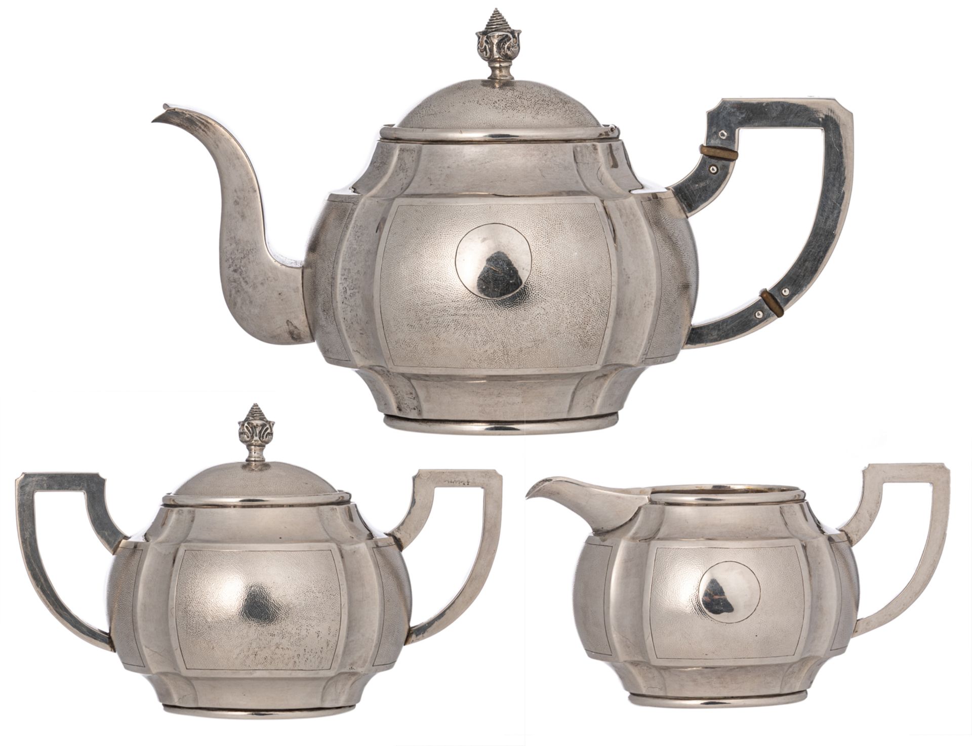 A Chinese three-piece silver tea set, hallmarked 'Zee Sung', Shanghai, H 4,5 - W 6 - D 13 cm (teapot