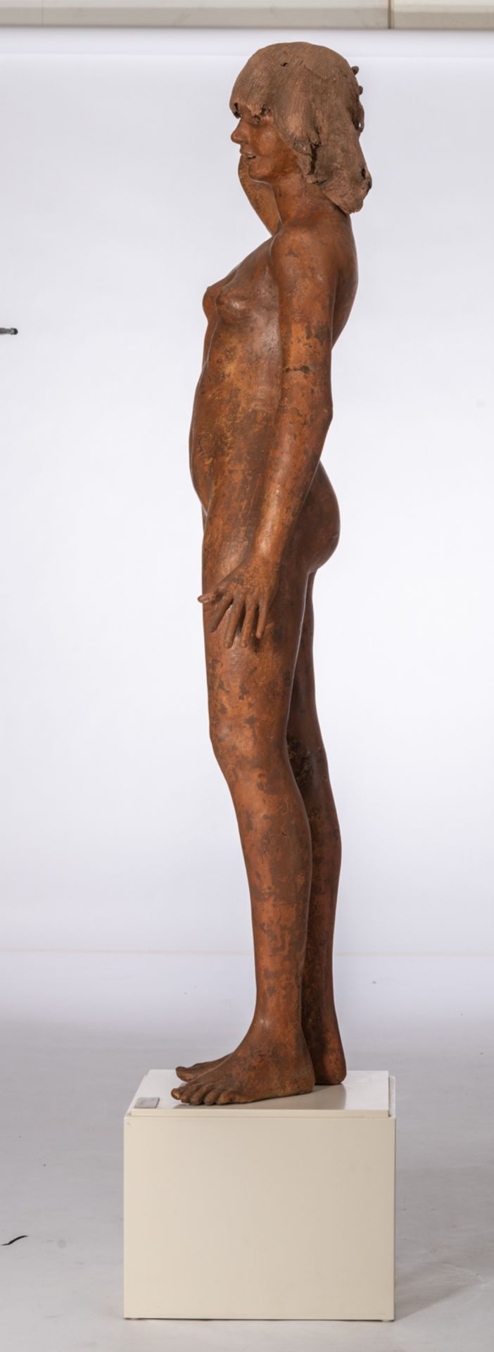 Dumortier J., 'Sirene', a patinated terracotta sculpture of a naked standing woman, on a white paint - Image 3 of 6