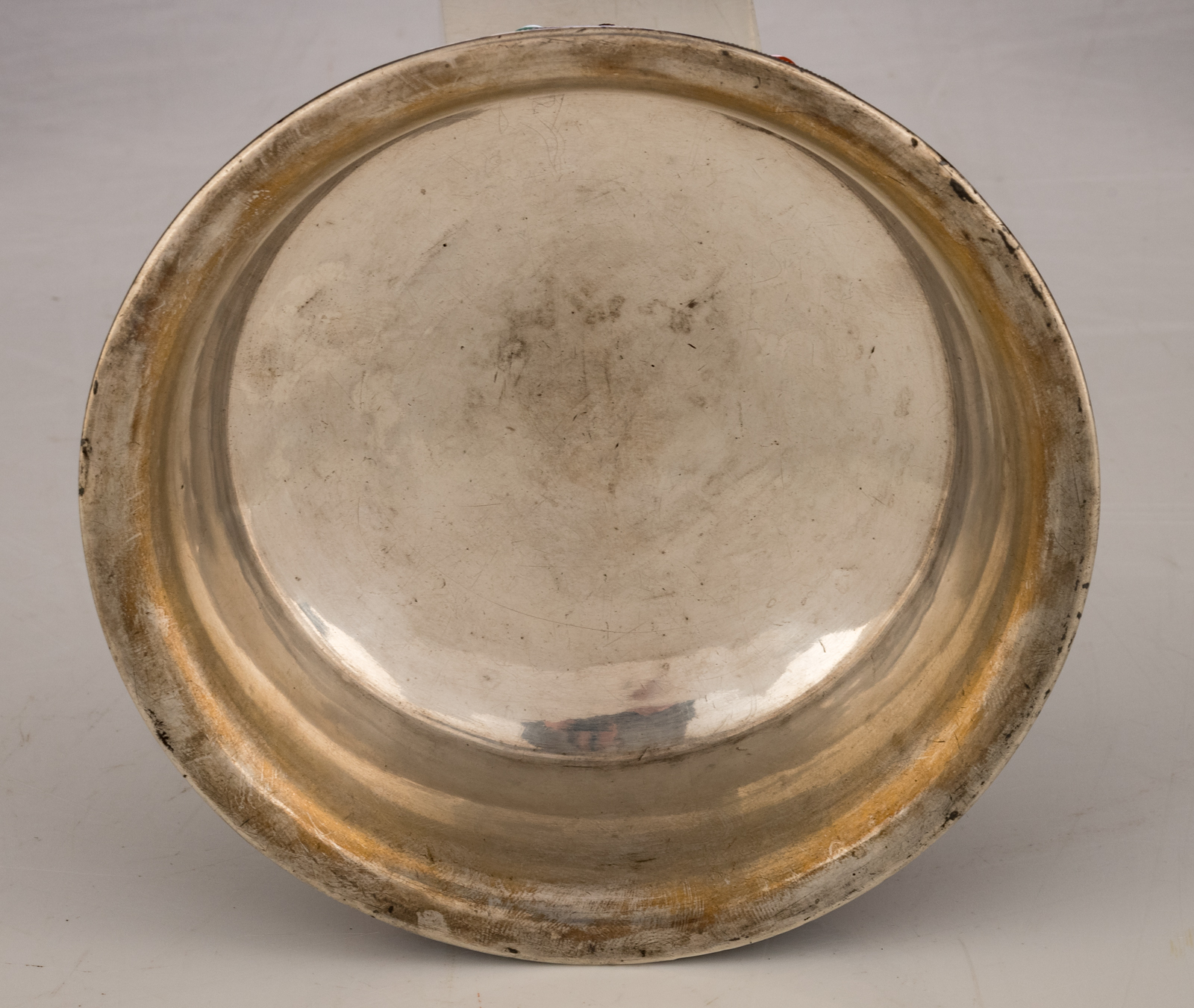 A Sino-Tibetan silver and wooden tsampa bowl, inlaid with coral and turquoise stones, the bottom rim - Image 7 of 7