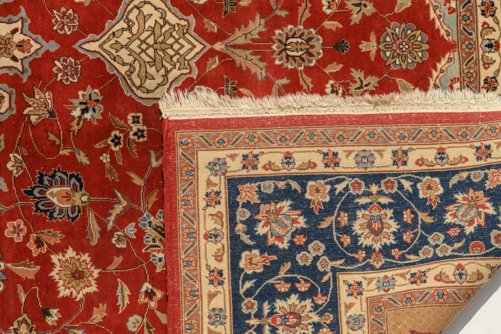 An Oriental woollen rug, floral decorated, with a central medallion, 252 x 350 cm - Image 3 of 3