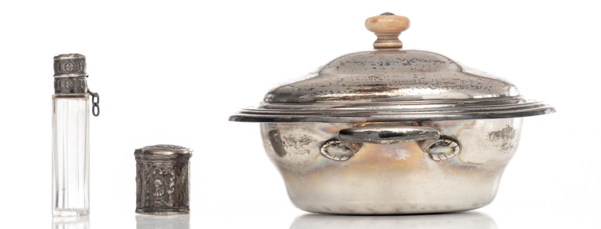 A silver vegetable tureen with a matching plate, Wolfers-Brussels; added: a Frisian so-called lodder - Bild 3 aus 16