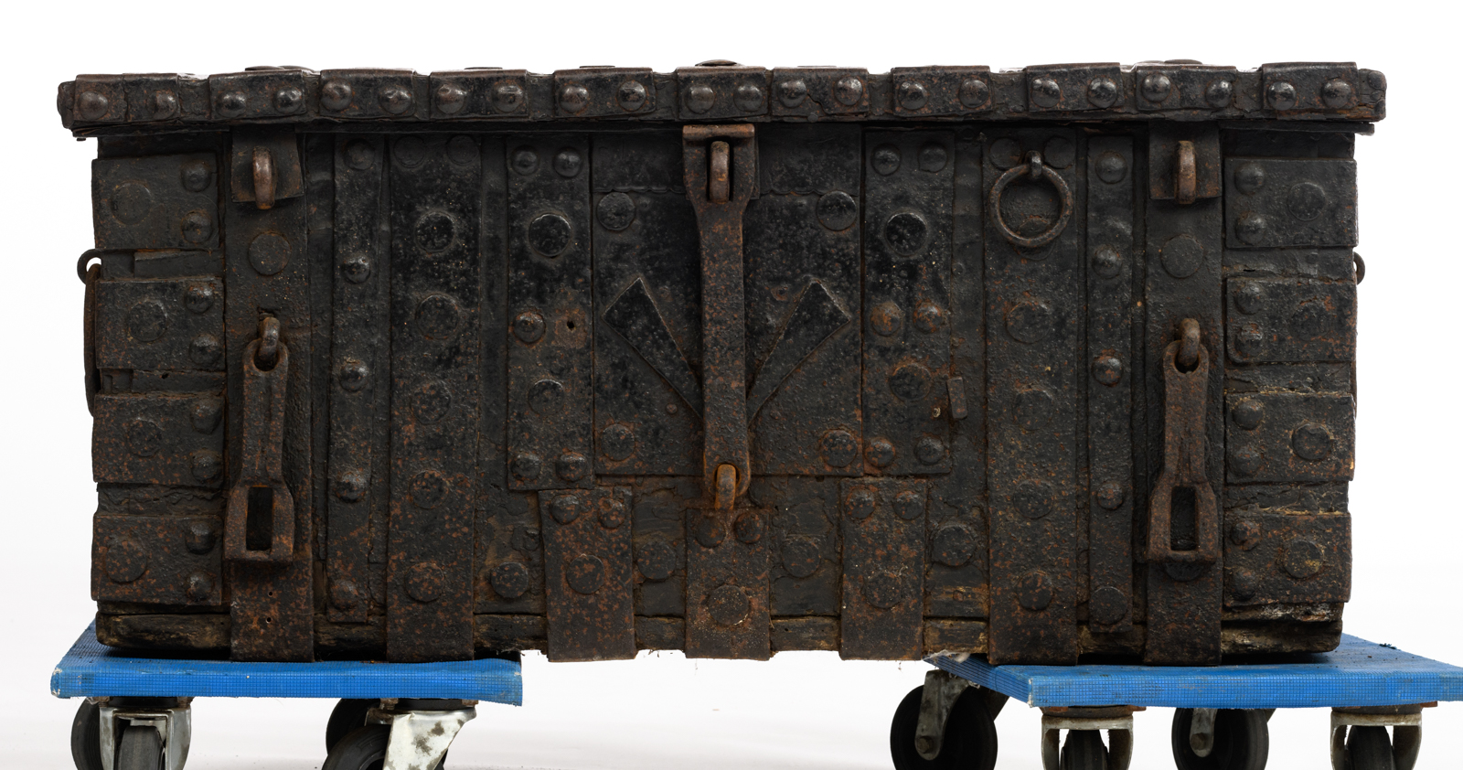 A wrought iron archive chest, 17thC, H 44 - W 100 - D 53 cm - Bild 3 aus 7