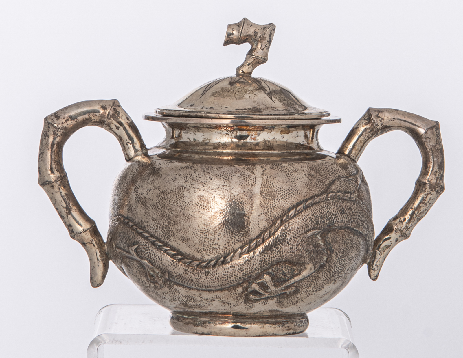 A Chinese three-piece silver tea set with dragon design, marked 'Yok Sang', Shanghai, H 4,5 - W 25,5 - Image 8 of 19