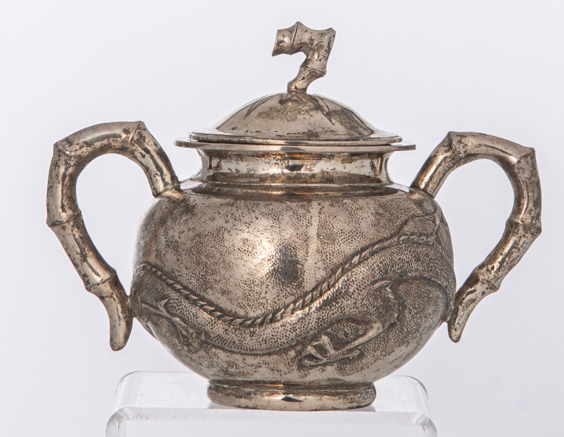 A Chinese three-piece silver tea set with dragon design, marked 'Yok Sang', Shanghai, H 4,5 - W 25,5 - Bild 8 aus 19