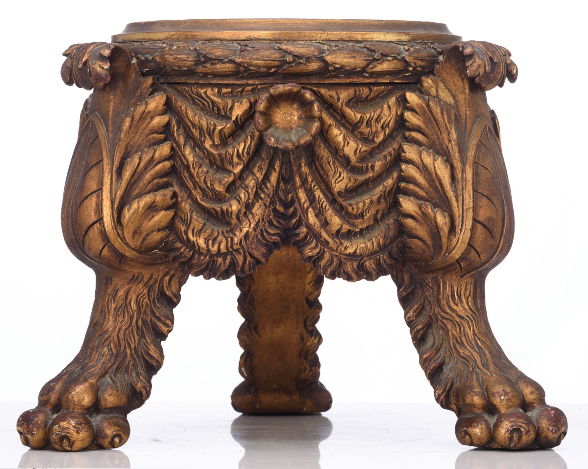 A Neoclassical gilt wooden carved lion paw tripod stand, H 41 cm - Image 2 of 7