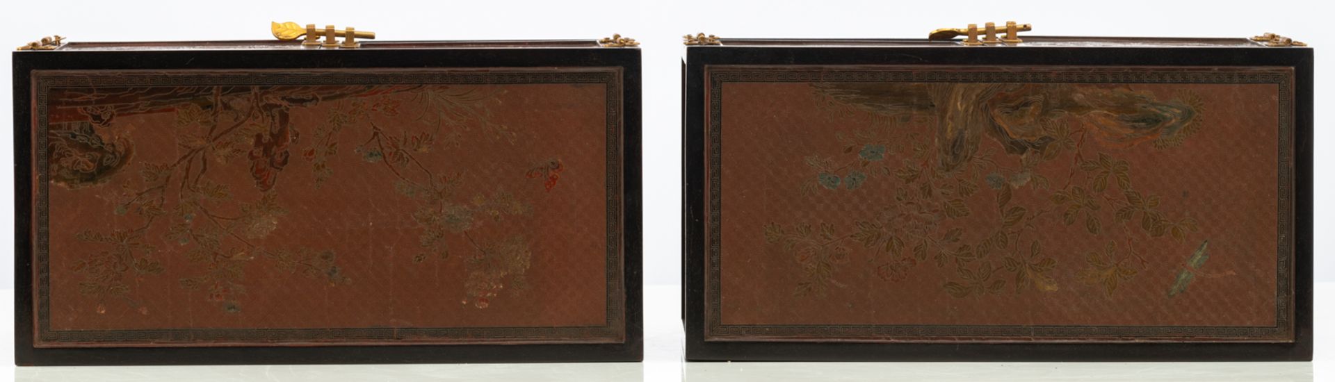 Two Chinese Republic period scholars cabinets in zitan wood, the Peking lacquered panels carved with - Bild 12 aus 13