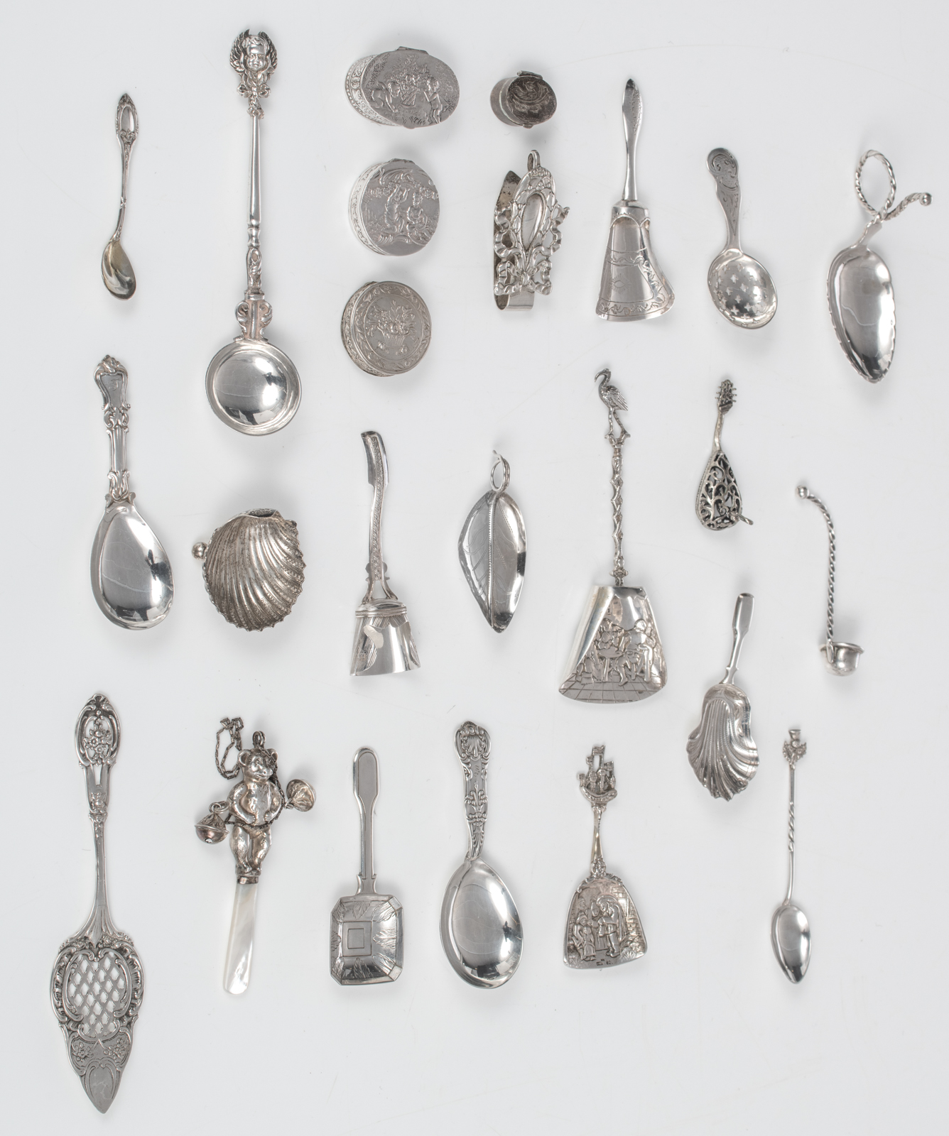 A collection of various silver items, most of them hallmarked, in total 40 pieces, total weight: abo - Image 10 of 33