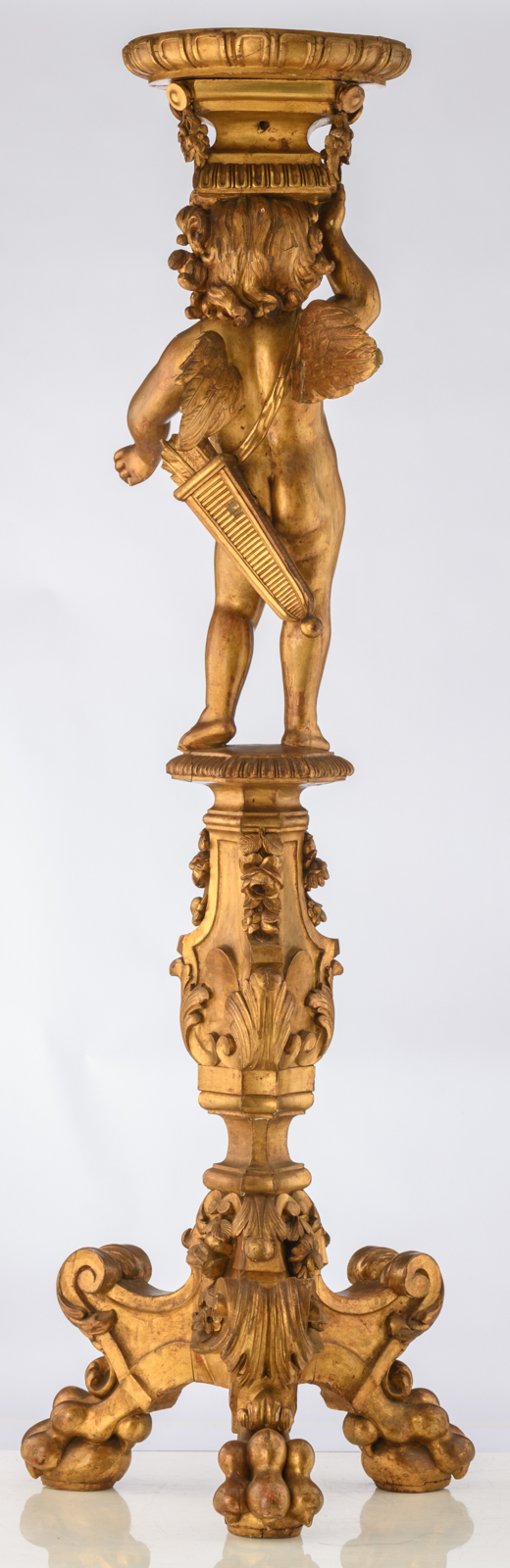 A 19thC Baroque Revival gilt wooden pedestal depicting an Amor figure on a stand, H 149cm - Bild 3 aus 6