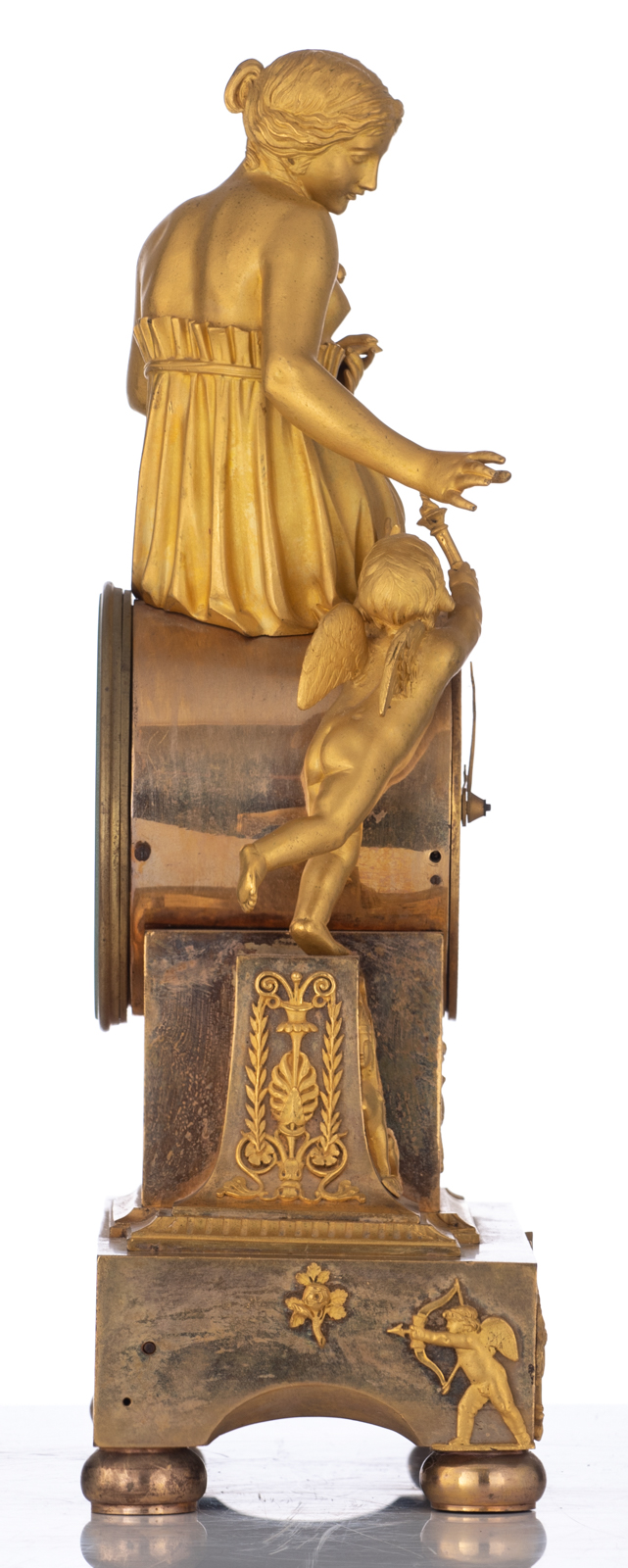 A fine French Empire bronze ormolu mantel clock, with on top an angel reaching a torch to a beauty h - Image 5 of 11