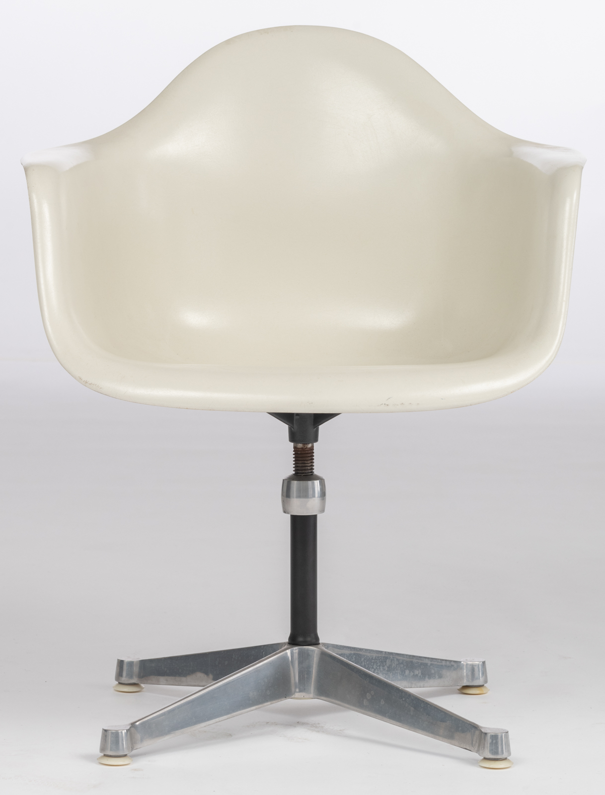 A white fibreglass shell 'PAC' armchair, design by Eames for Herman Miller, H 77,5 - W 63 cm - Image 5 of 10