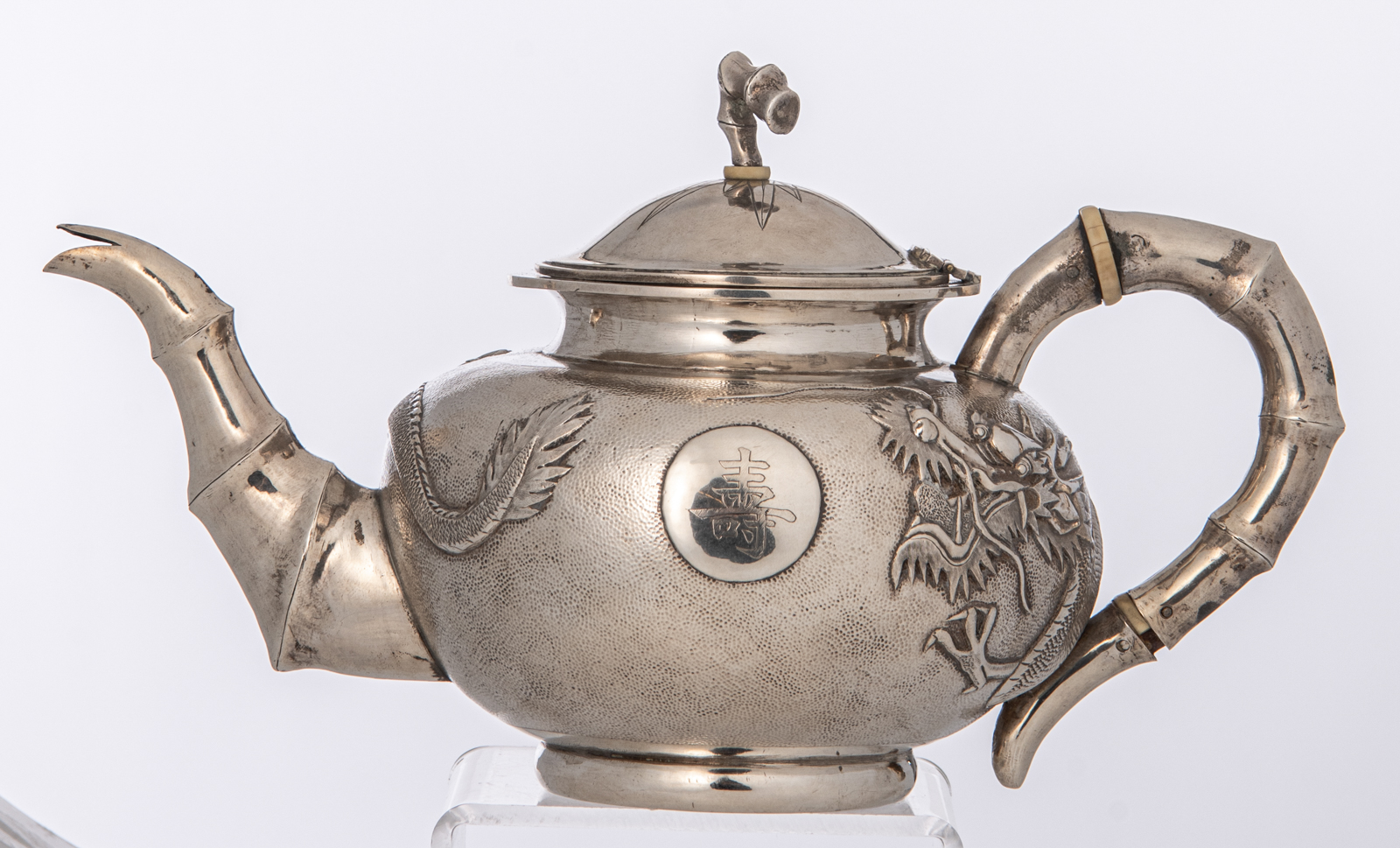 A Chinese three-piece silver tea set with dragon design, marked 'Yok Sang', Shanghai, H 4,5 - W 25,5 - Image 2 of 19