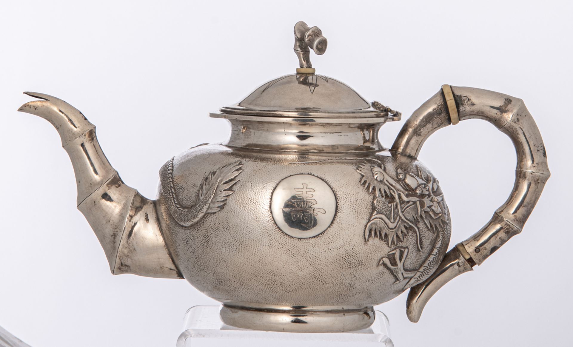 A Chinese three-piece silver tea set with dragon design, marked 'Yok Sang', Shanghai, H 4,5 - W 25,5 - Bild 2 aus 19