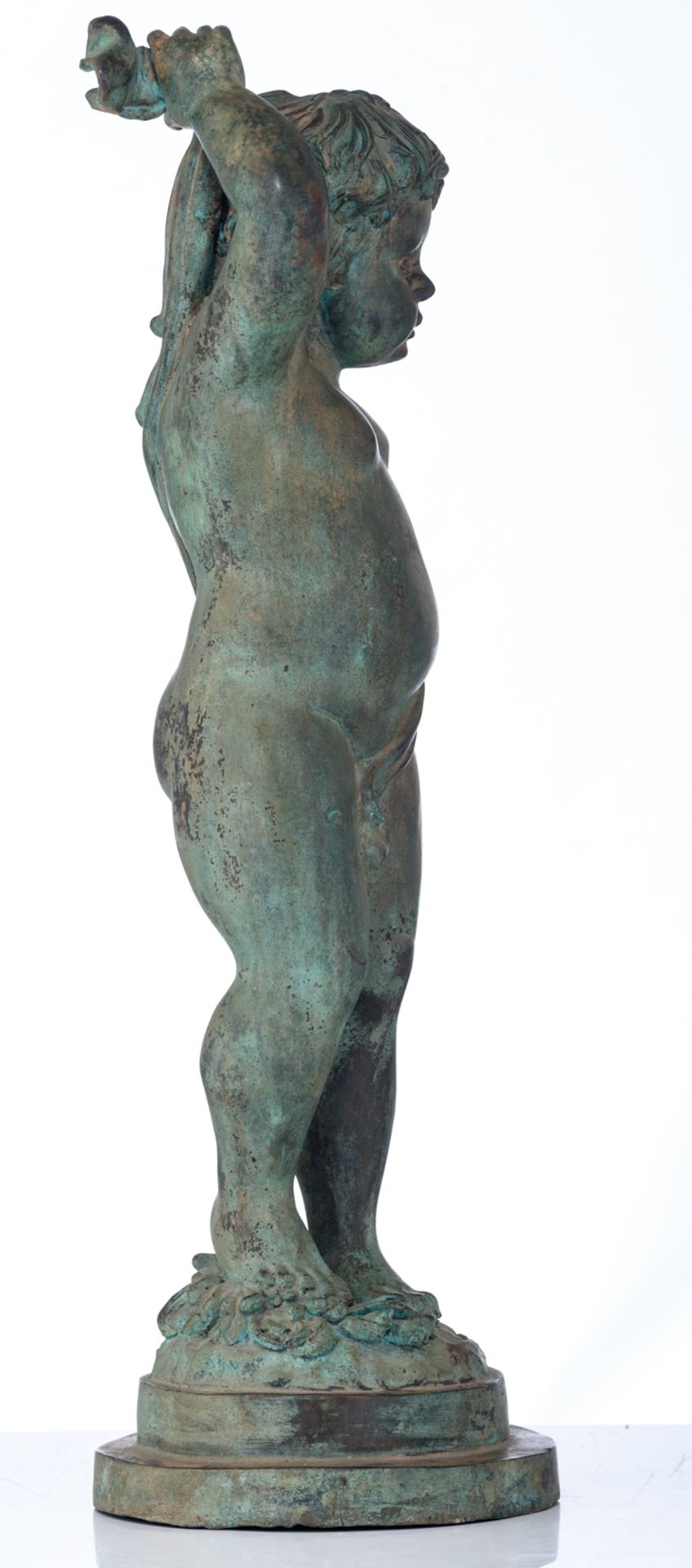 A green patinated bronze garden sculpture of a standing putto, H 77 cm - Image 5 of 6