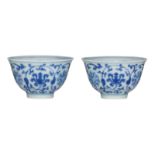 Two Chinese blue and white floral decorated cups, with a seal mark, H 4,9 cm