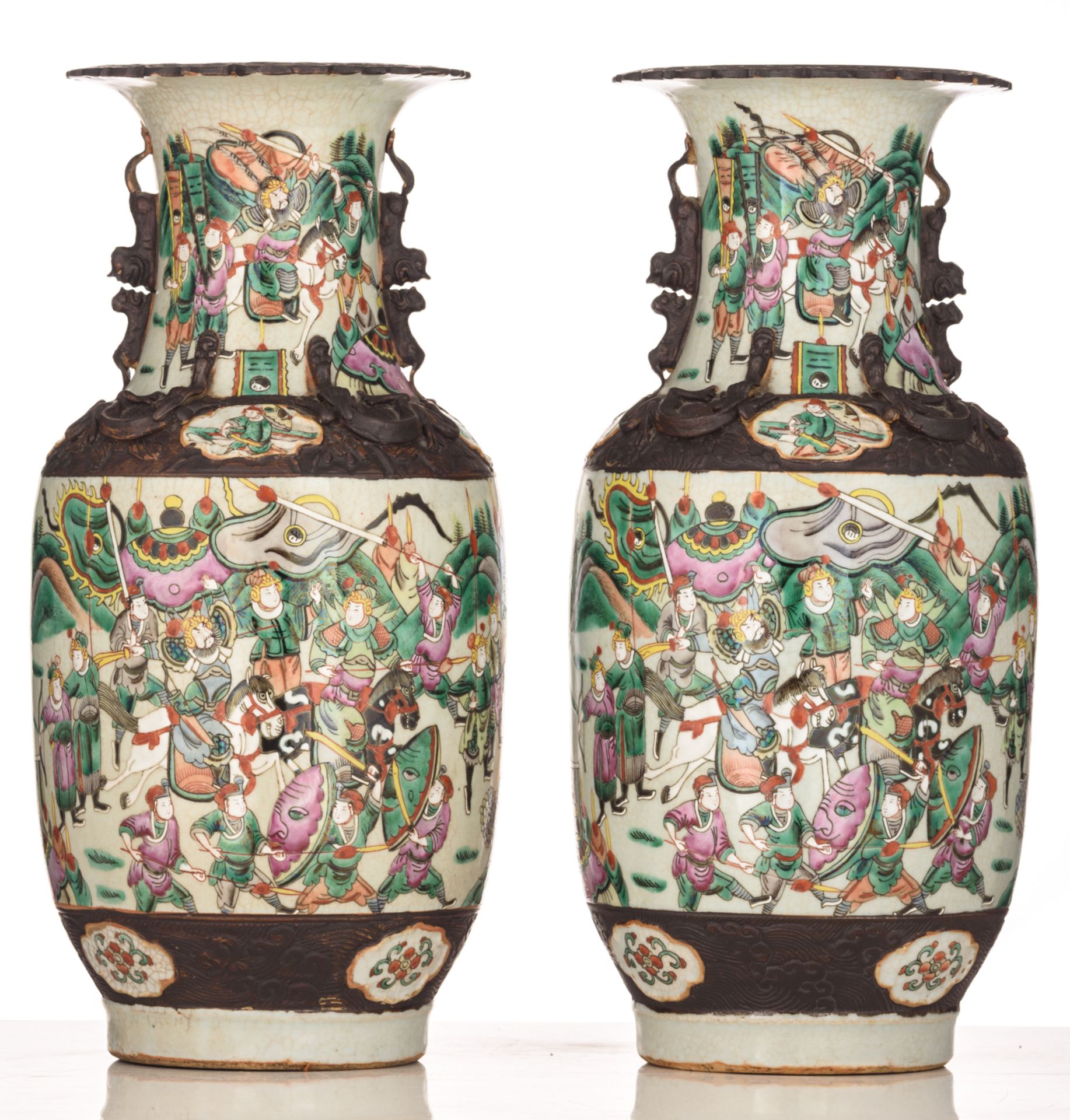 A pair of Chinese famille verte and famille rose relief decorated stoneware vases with warrior scene - Bild 3 aus 8