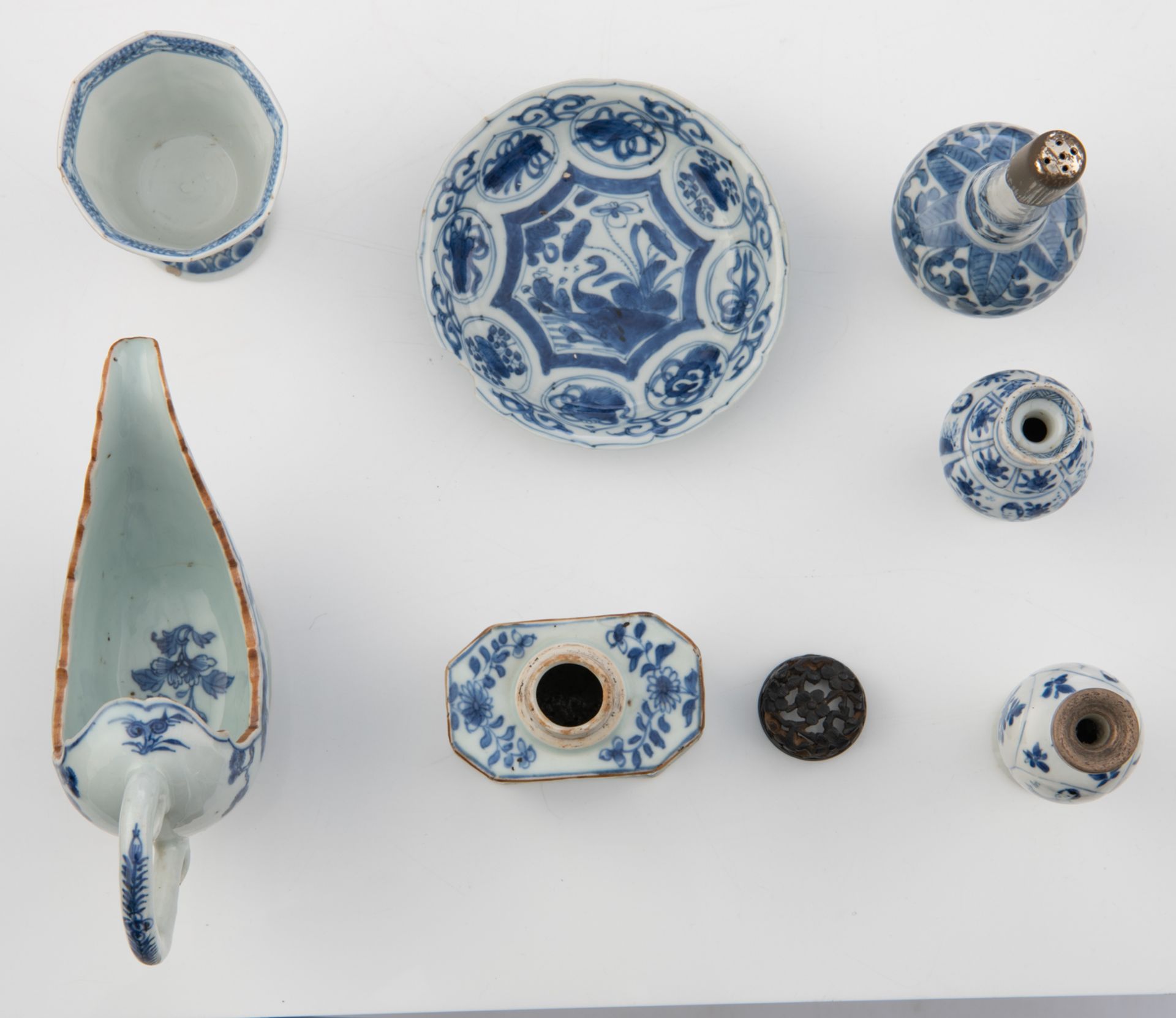 Various Chinese blue and white porcelain, a coffee pot, a sauce boat, a tea caddy, etc.,17th/18thC, - Bild 14 aus 16