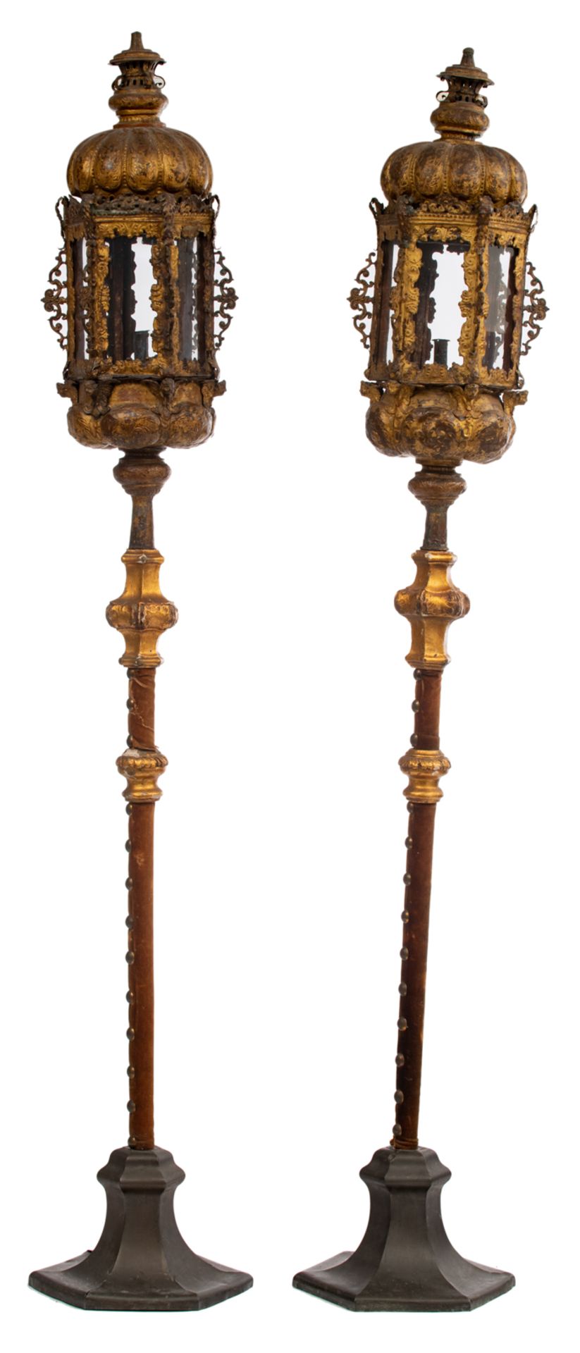 An imposing pair of Italian Baroque gilt bronze lanterns, decorated with angel heads, on two matchin - Image 2 of 4