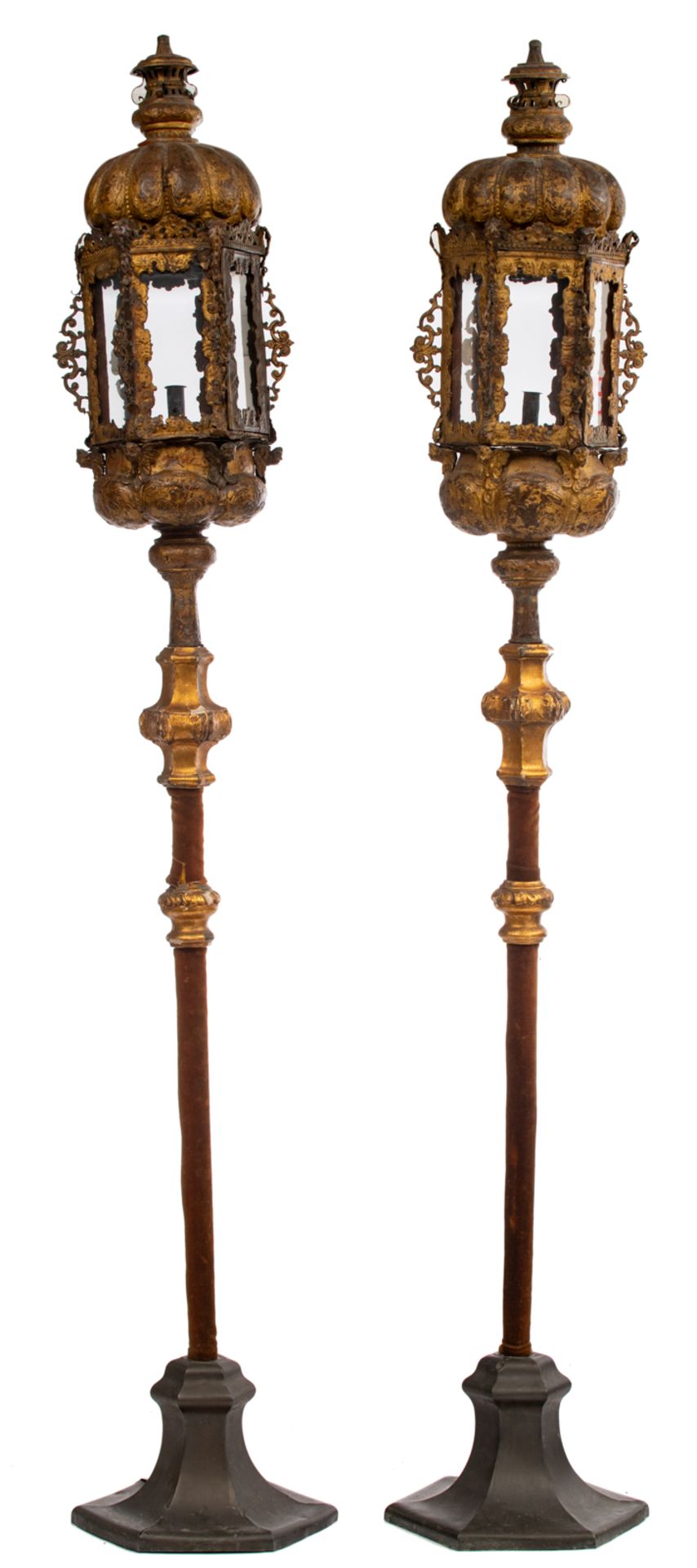 An imposing pair of Italian Baroque gilt bronze lanterns, decorated with angel heads, on two matchin - Image 3 of 4