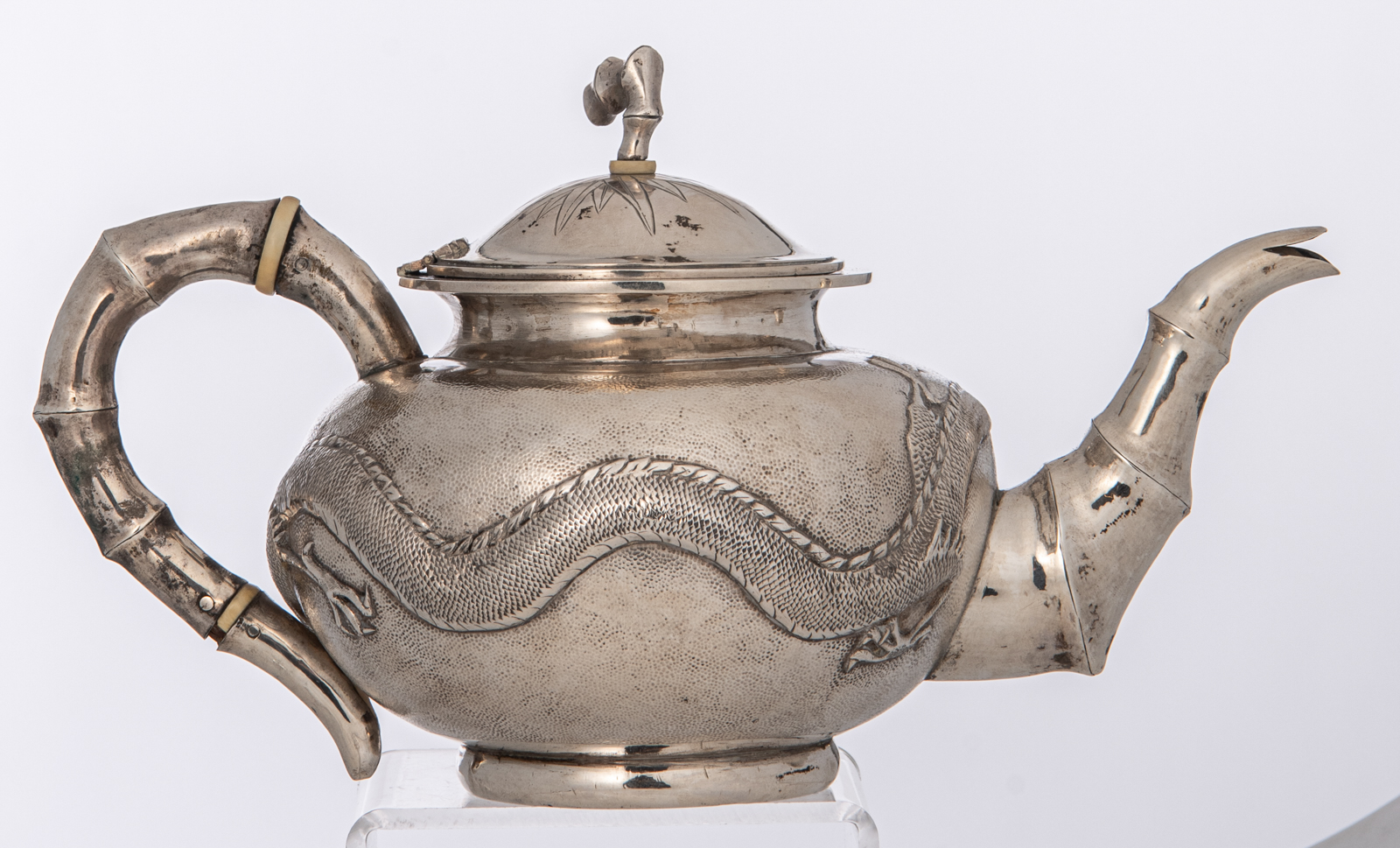 A Chinese three-piece silver tea set with dragon design, marked 'Yok Sang', Shanghai, H 4,5 - W 25,5 - Image 4 of 19