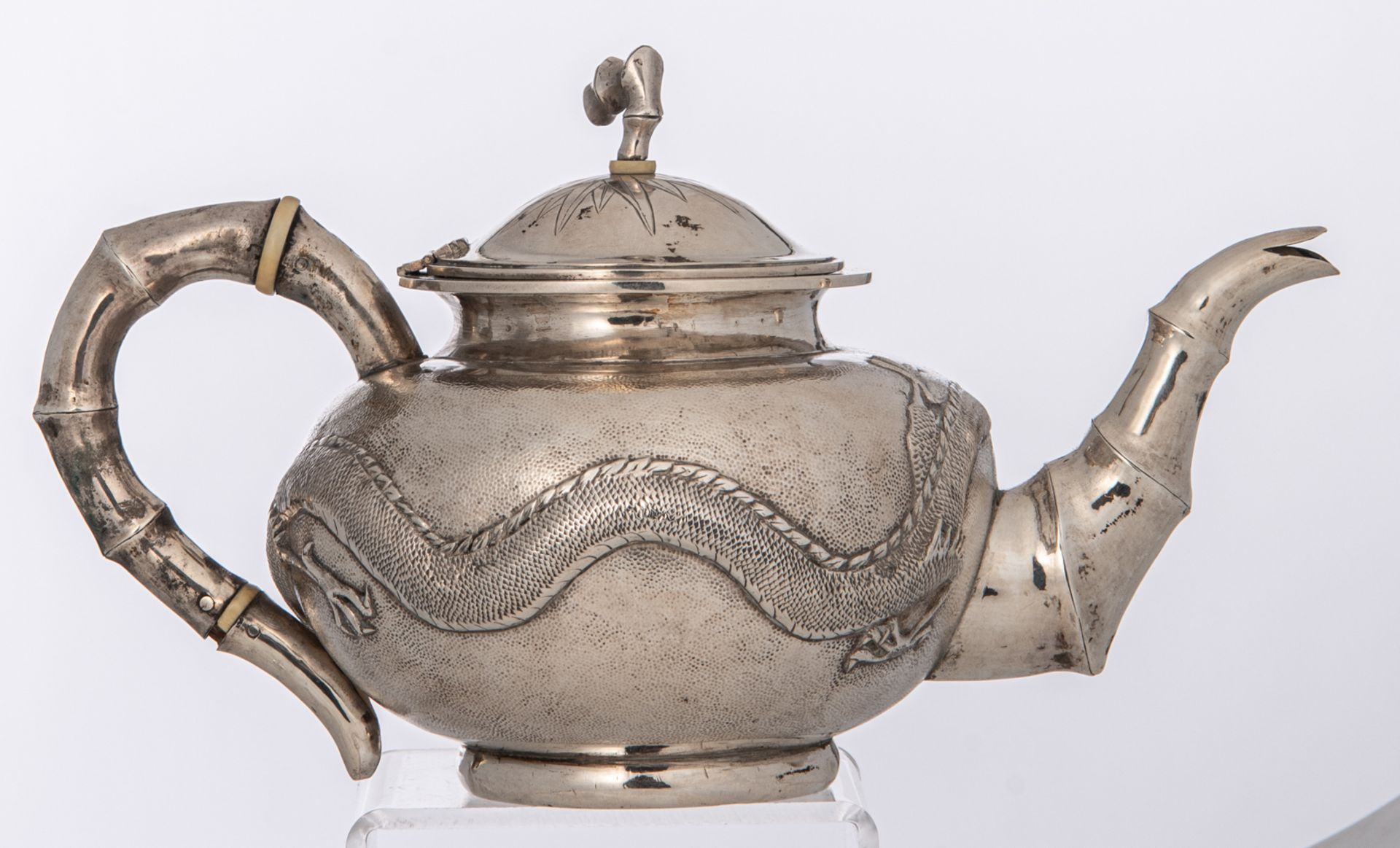 A Chinese three-piece silver tea set with dragon design, marked 'Yok Sang', Shanghai, H 4,5 - W 25,5 - Bild 4 aus 19