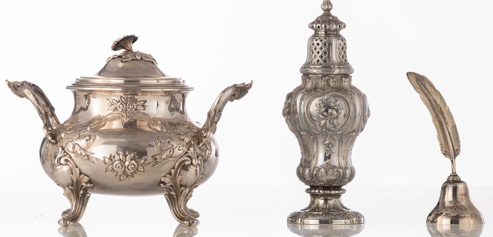 A French silver Rococo Revival sugar pot, a ditto caster and two sifting laddles with monogrammed iv - Bild 4 aus 36