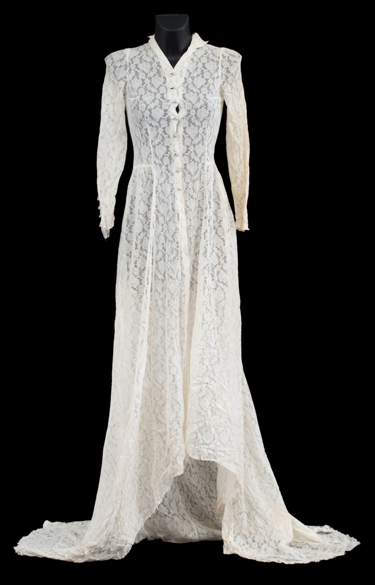 A Bruges wedding dress with floral motifs in bobbin lace; added two collars and a lappet with floral