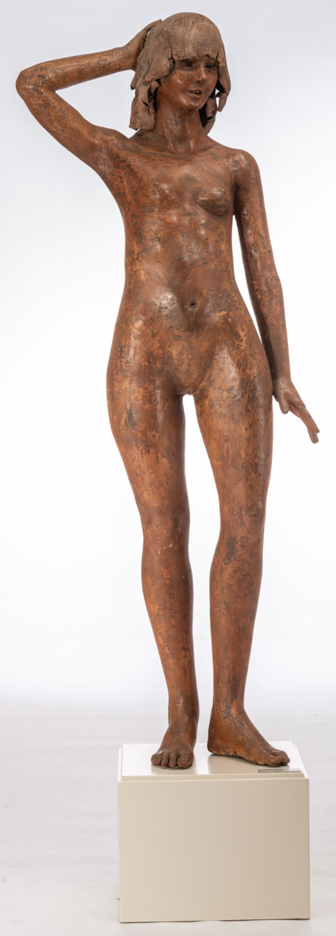 Dumortier J., 'Sirene', a patinated terracotta sculpture of a naked standing woman, on a white paint - Image 2 of 6