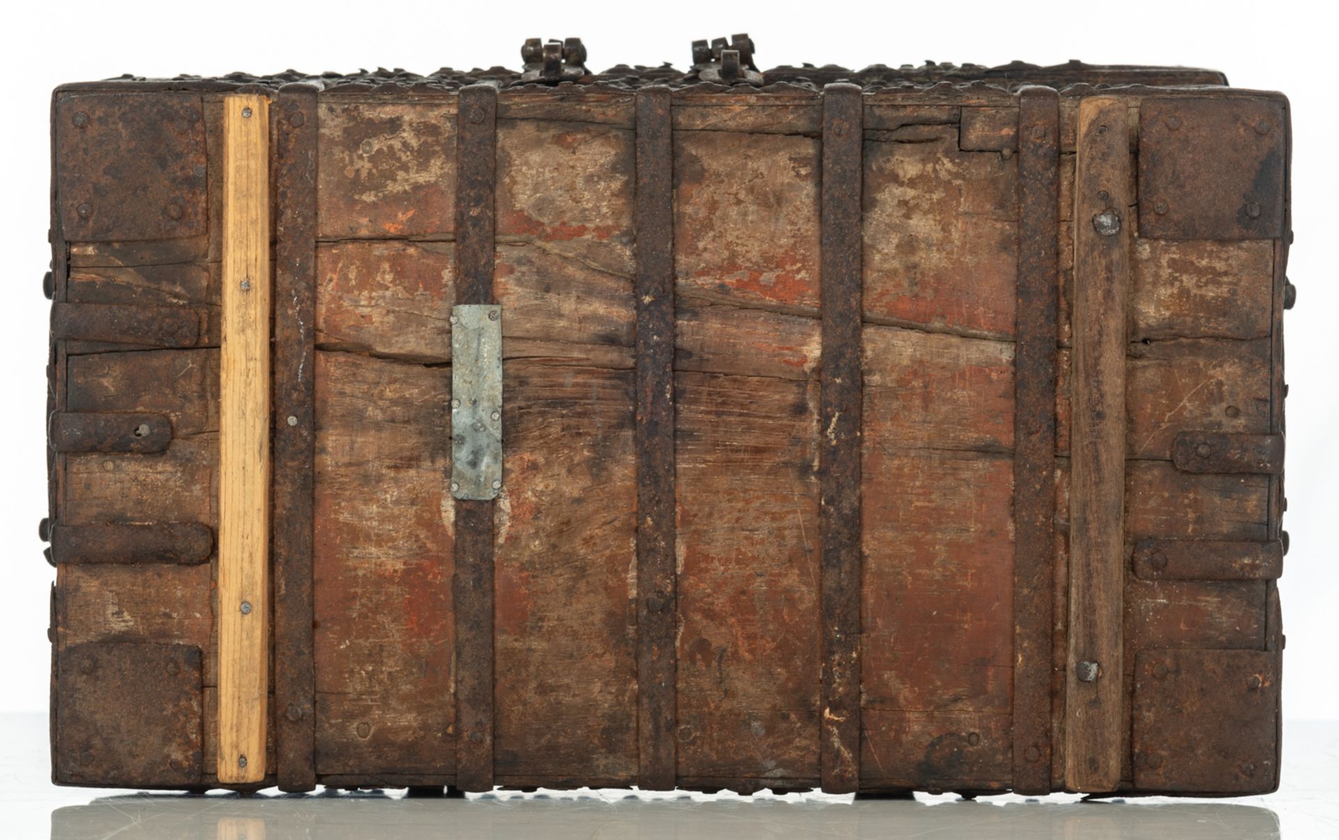 A Middle Eastern wooden chest with wrought iron fittings, H 20,5 - W 37 - D 20,5 cm - Image 7 of 8