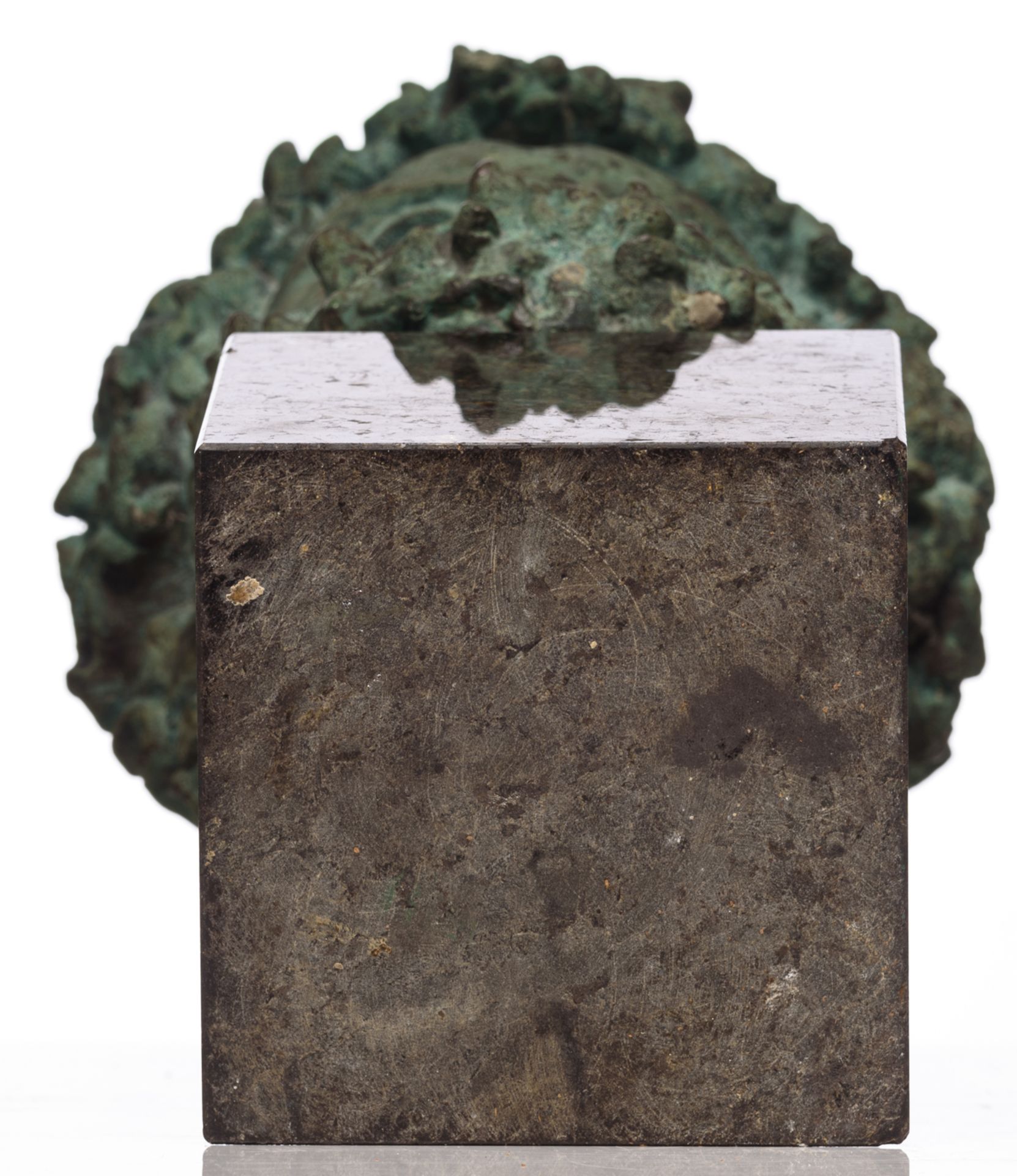 The bust of Zeus, after the Antique, green patinated bronze on a serpentine marble base, H 32 - 50 c - Image 5 of 6