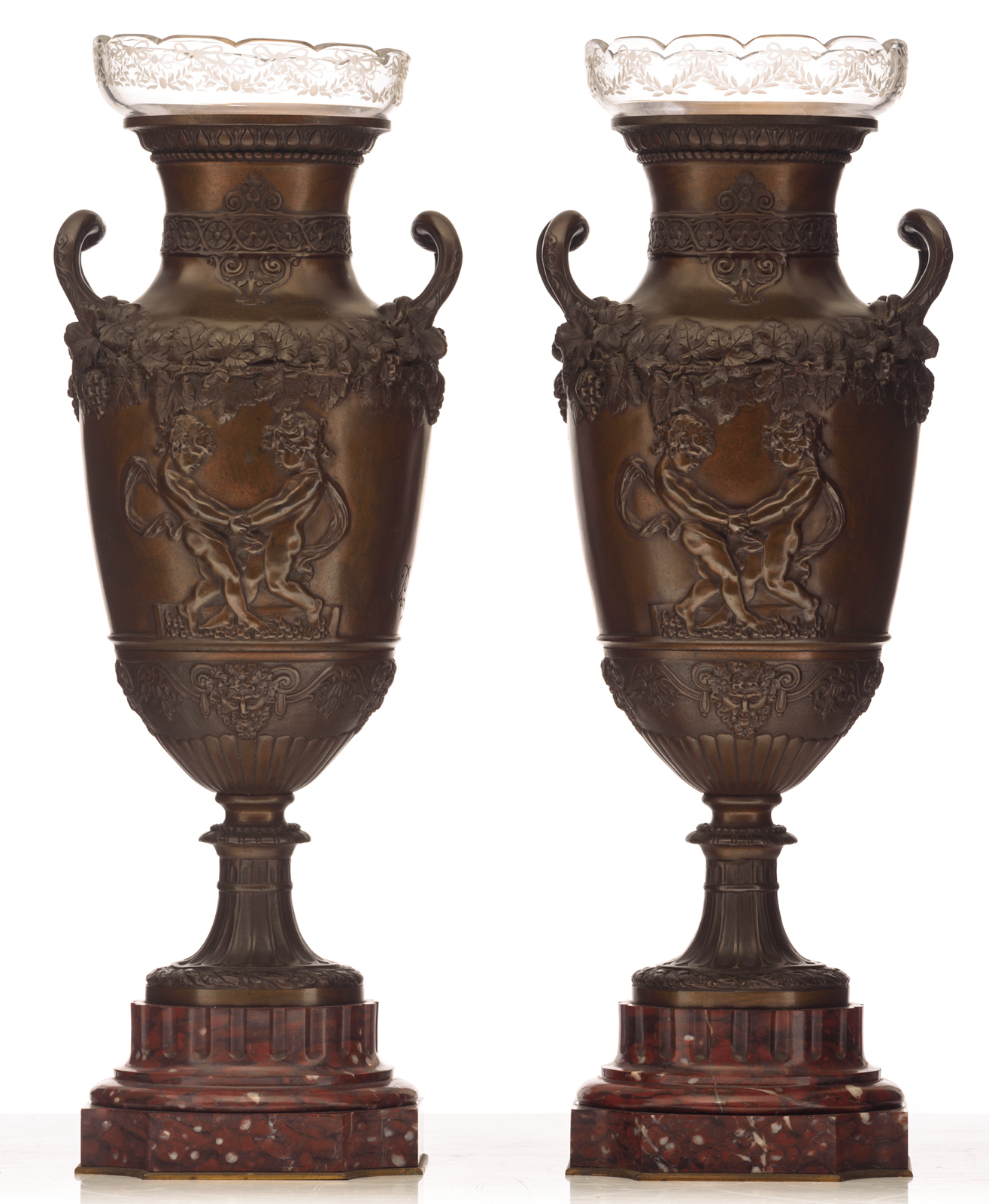 A pair of Neoclassical patinated bronze flower vases on a rouge royal marble base and with glass sha - Bild 3 aus 9