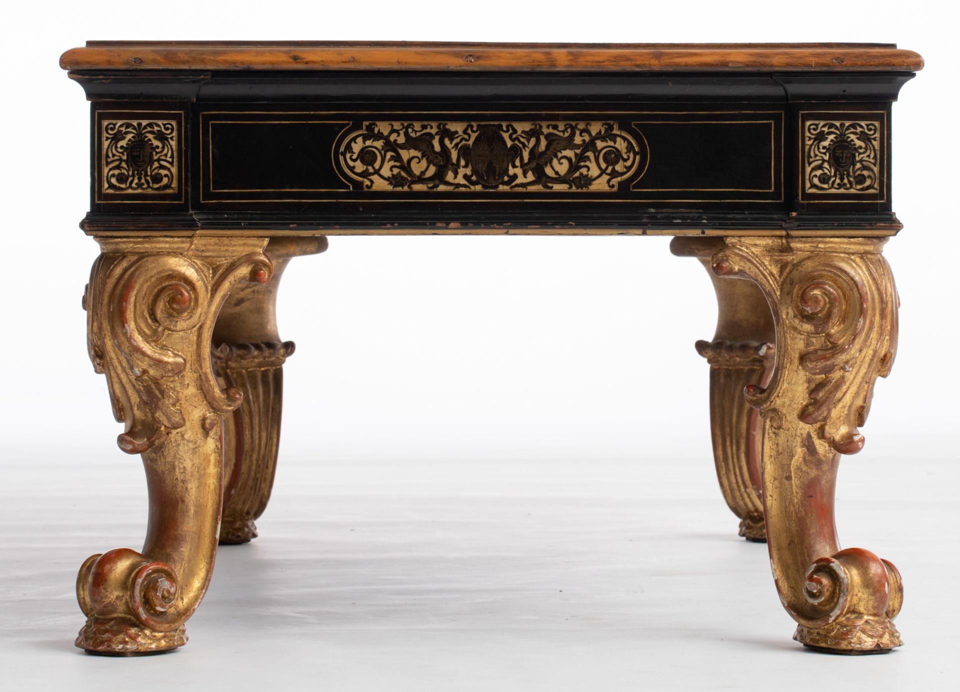 An Italian eclectic low table, the walnut veneered tabletop decorated with renaissance inspired ivor - Bild 3 aus 7