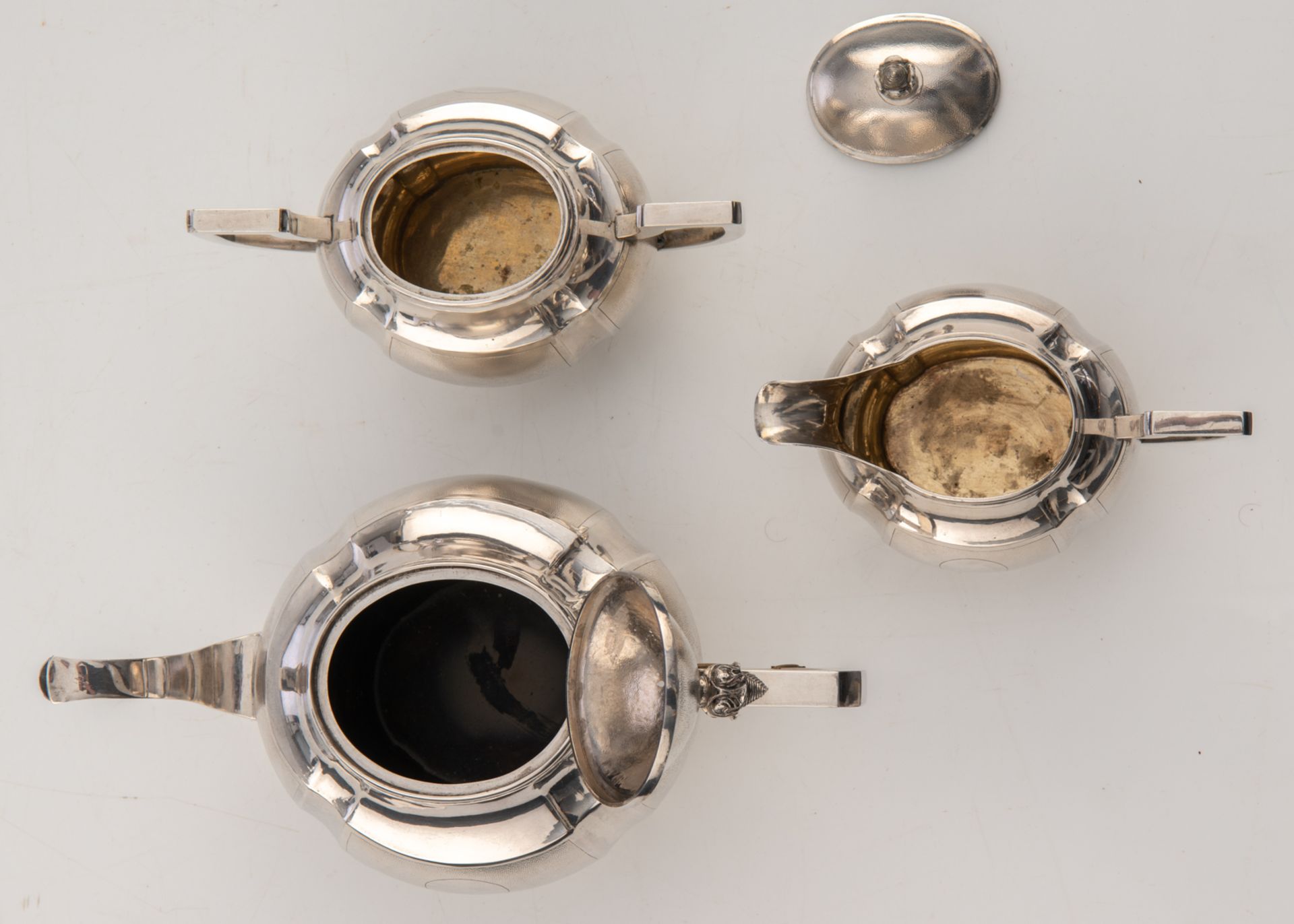 A Chinese three-piece silver tea set, hallmarked 'Zee Sung', Shanghai, H 4,5 - W 6 - D 13 cm (teapot - Bild 17 aus 21