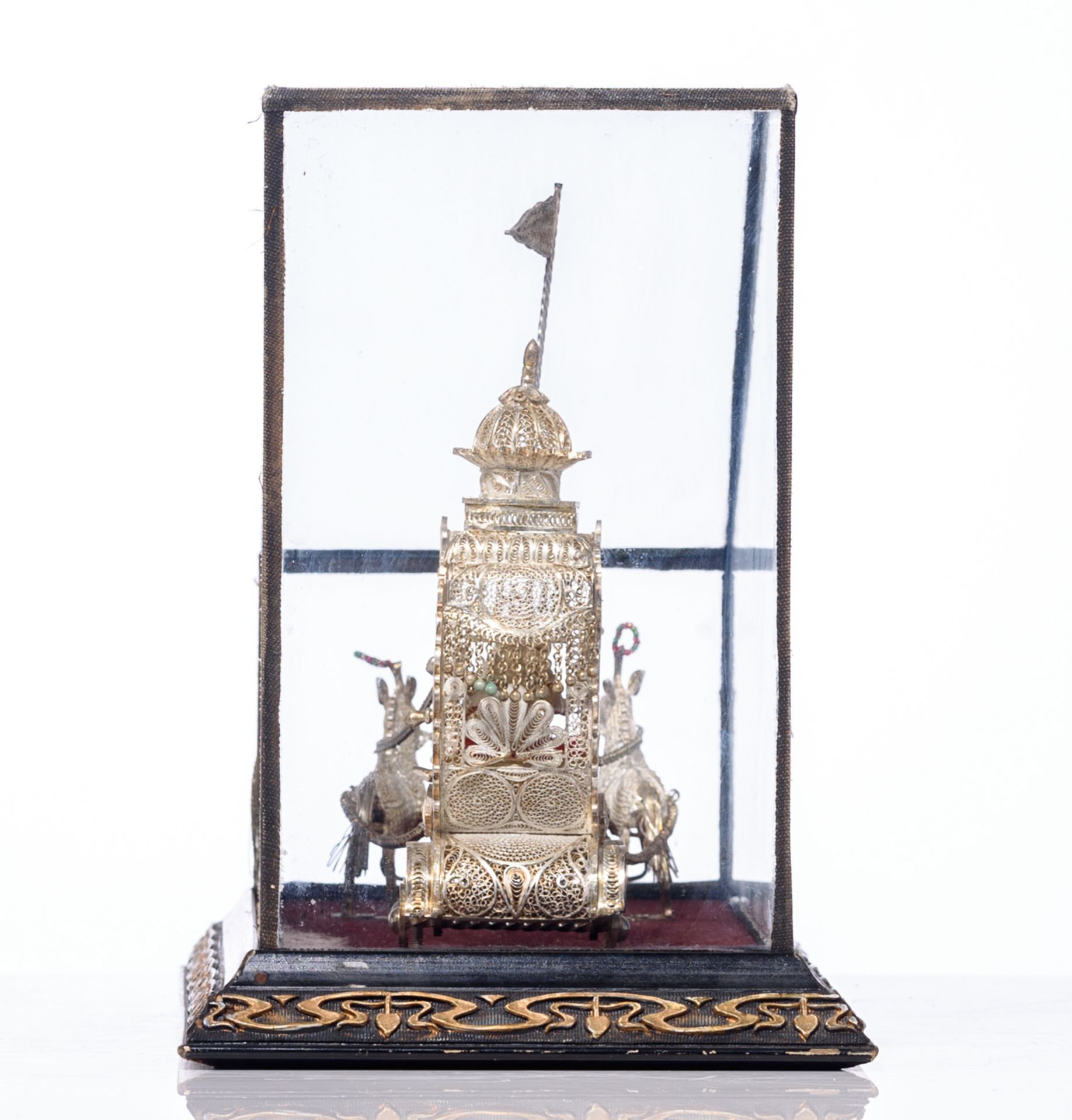 An Oriental silver filigree horse-drawn carriage, in a glass case with an Art Nouveau decorated base - Bild 3 aus 7