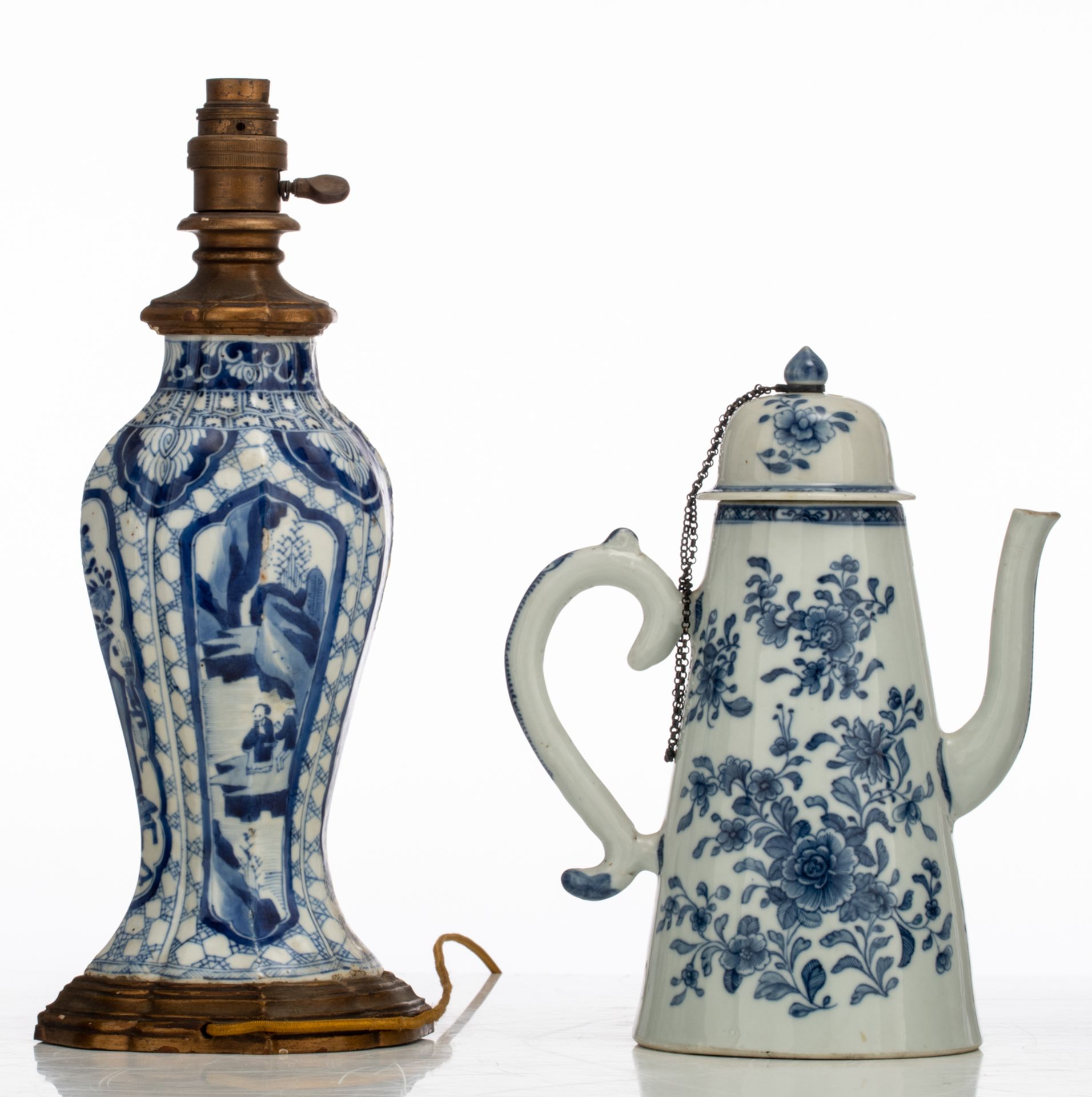 Various Chinese blue and white porcelain, a coffee pot, a sauce boat, a tea caddy, etc.,17th/18thC, - Bild 12 aus 16