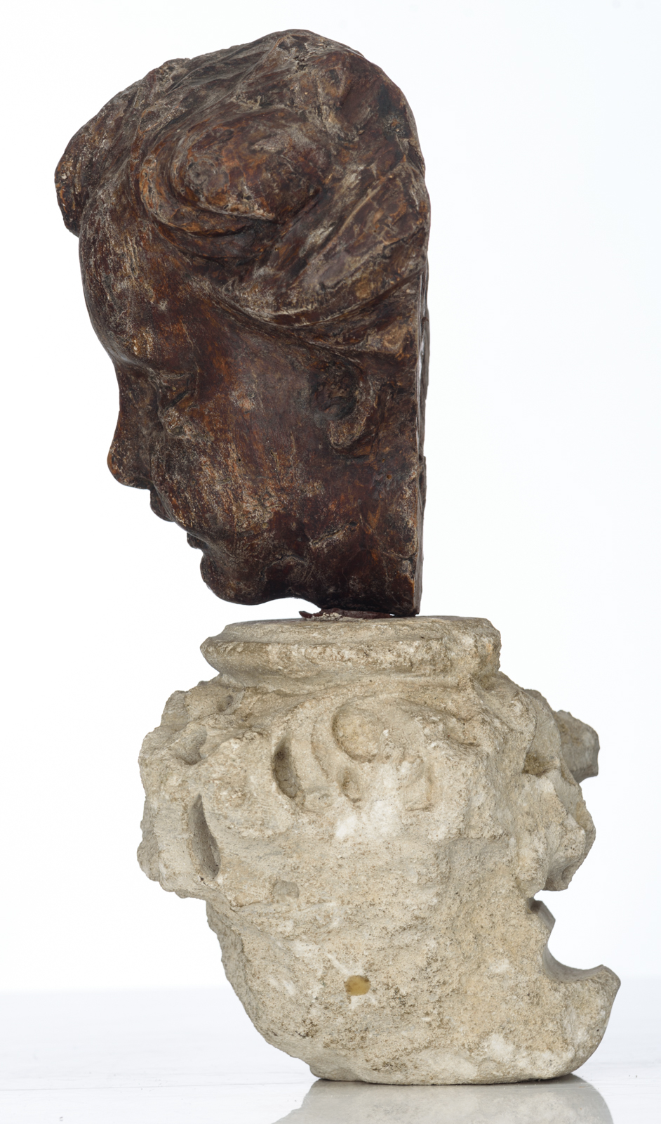 A sculpture of the head of an angel, limewood with traces of polychrome paint, 17thC, the Southern N - Bild 2 aus 6