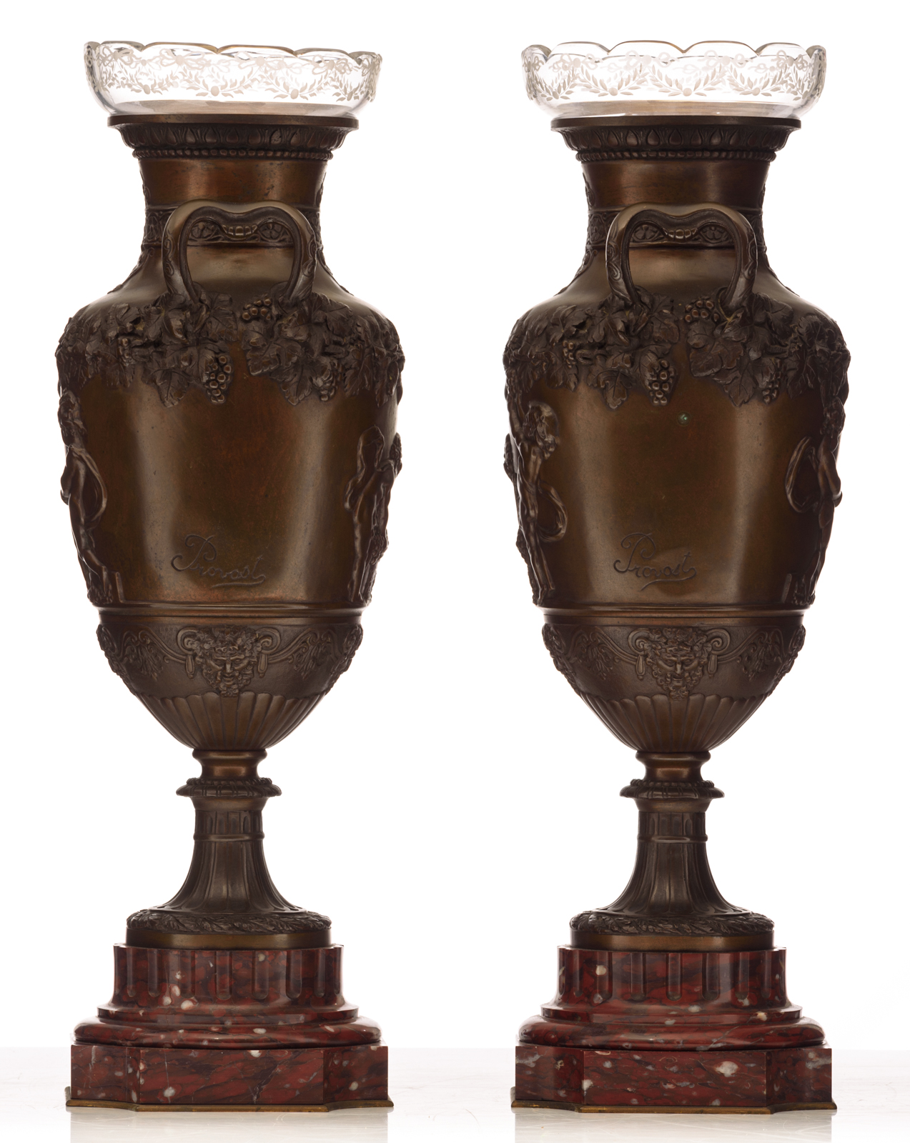 A pair of Neoclassical patinated bronze flower vases on a rouge royal marble base and with glass sha - Bild 2 aus 9