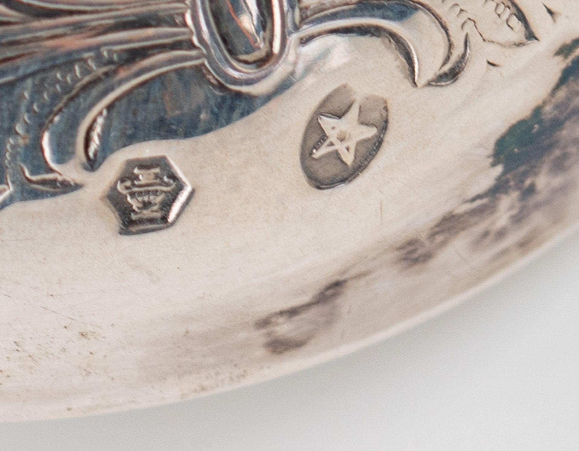 A French silver Rococo Revival sugar pot, a ditto caster and two sifting laddles with monogrammed iv - Bild 34 aus 36