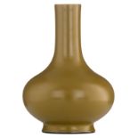A Chinese teadust bottle vase, with a Qianlong mark, H 35,5 cm